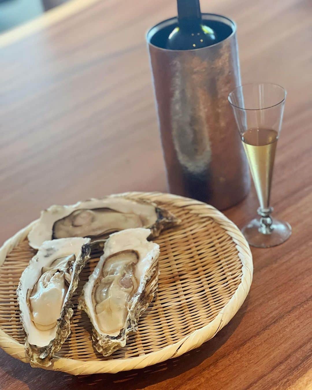 大政絢のインスタグラム：「北海道厚岸から届いた牡蠣！  見たことのない大きさに衝撃！！ 私の手よりも大きい👏👏👏  美味しくて白ワインと一緒にちゅるん🍷✨ 幸せでテンション上がり牡蠣と一緒に写真を撮りました😂  北海道ありがとう〜✨✨✨  #北海道産#厚岸の牡蠣　#北海道産牡蠣」