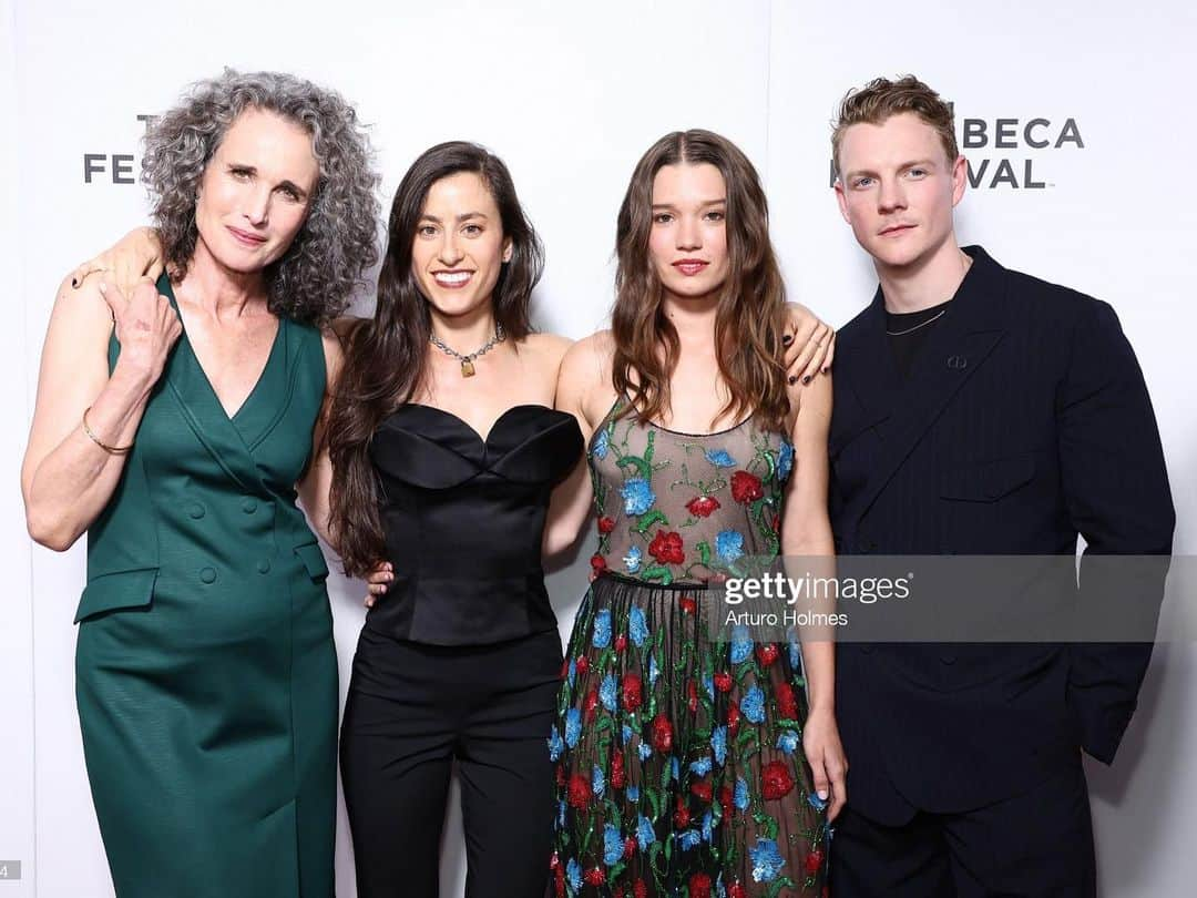 パトリック・ギブソンのインスタグラム：「Back with the gang ✨ @tribeca @goodgirljanefilm」