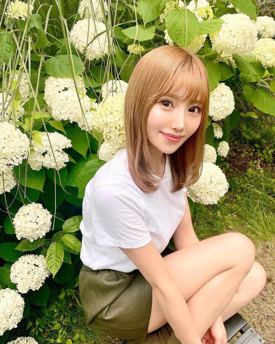 佐崎きさきのインスタグラム：「. . 白い紫陽花の花言葉は寛容 . 広い心をもち人をを受け入れ、 自分とは異なる他人の意見や価値観を 拒絶せず、他人の失敗も許そうと想える 心って大切ですよね🥰✨🫶🏻 . . #紫陽花 #あじさい #flowers  #舞洲 #photo #japan #フラワー  #osaka」