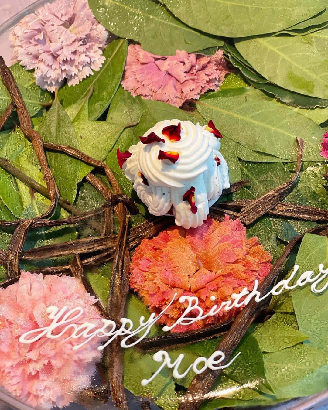 山口もえのインスタグラム：「・  またひとつ歳を重ねました もうお祝いしてもらう歳でもないんだけど… なんて言いながら 色々なところでお祝いをしてもらって 嬉しくて毎日にやけっぱなしです♡笑 ありがとう・・・  歳を重ねるにつれてどんどん頭でっかちになってしまって あれは危険、これはやめた方が無難… なんてことばかり考えて 本当は何が好きで何がしたいんだろう！！ って悶々してた一年でした😊 この一年は楽しめ自分！！　 でいきます♡ 新たな歳もよろしくお願い致します…  #誕生日#🎂#❤️」