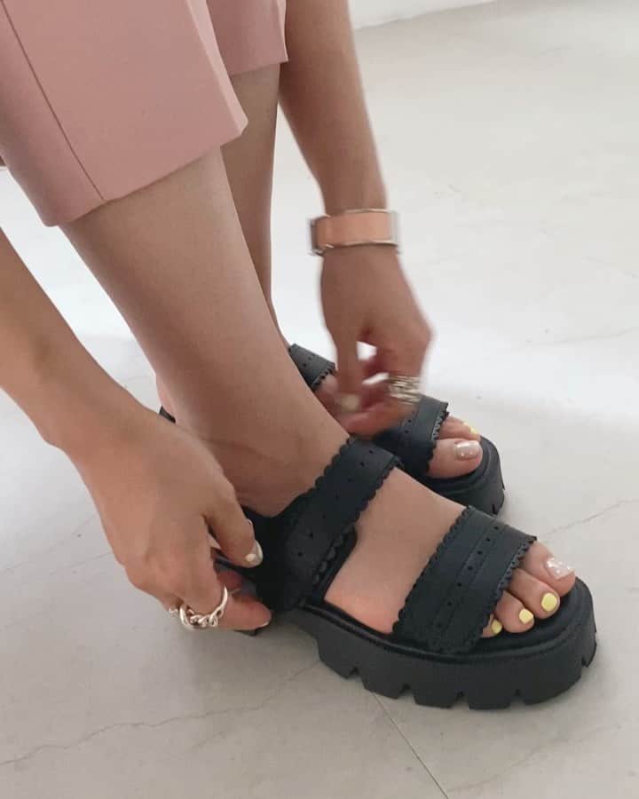 のインスタグラム：「・ 明日発売の #akiron_donoban "スカラップサンダル"  "マジックテープで調節可能ってどういう仕様ですか？" といくつかご質問いただいておりましたので、動画撮ってみました♡わかるかな？ この通り着脱も楽ちん✨✨  こんな感じでどちらもベルクロ仕様なので、 横幅調整自由自在！ ご自身の足にフィットしたサイズ調整が可能です👍 なので、甲高さん幅広さんにもすごくオススメ💕 うちの母、幅広めの外反母趾なんですが痛くならず履きやすい！って感動してくれた🥺✌️  そして、ふわふわのクッション性のあるインソールが本当に履き心地最高！ポップアップでご試着して下さった方皆様驚かれてました✨🥹 そんなかんじで参考になれば幸いです💕  明日15日(水) ☑︎12時頃から @donobanweb アカウントにて 発売前Live配信 ☑︎13:00/20:00 2部制発売  _________________________________ #コラボ企画 #コラボ #コラボ商品　 #スポサン#サンダル#スカラップ　 #donoban #ドノバン」