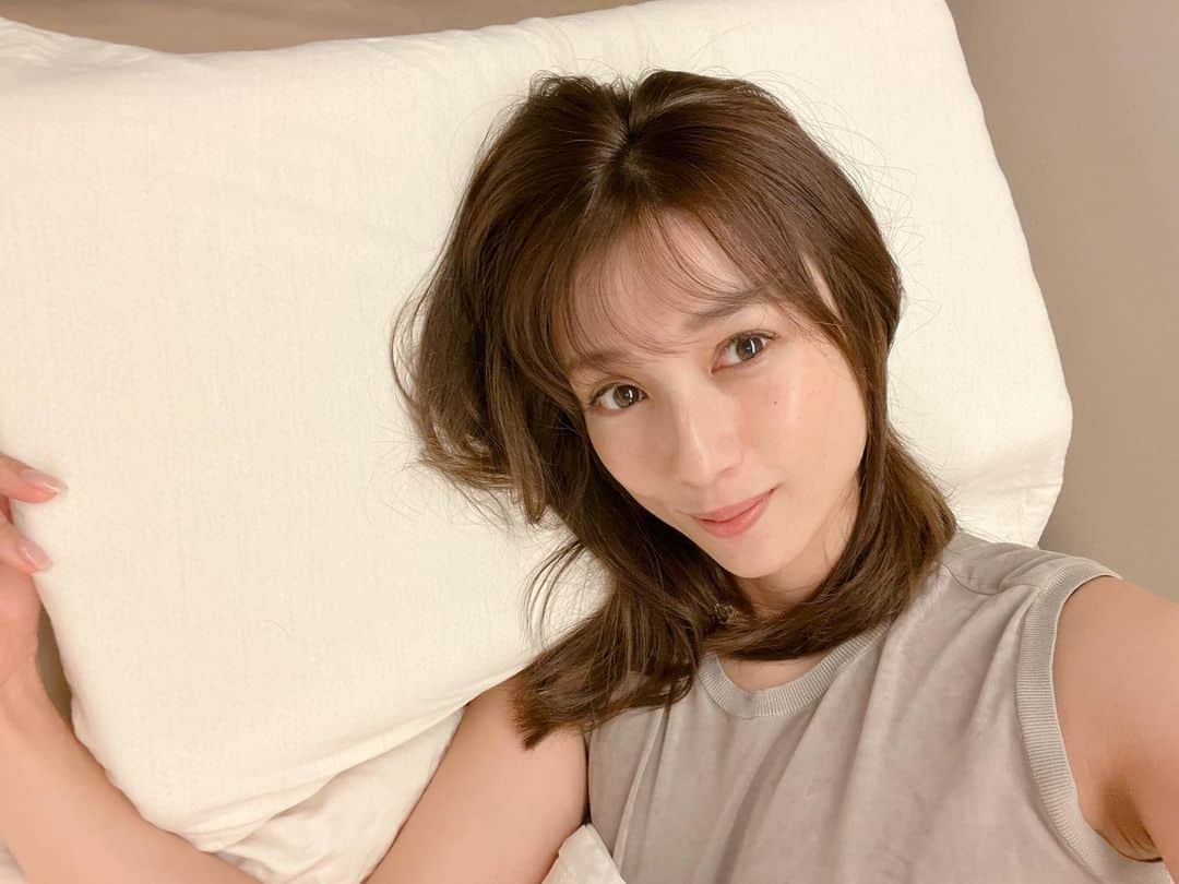 のインスタグラム：「出張先での悩みといえば、 〝枕が合わなくて眠れない〟ことなのですが... それほど枕へのこだわり強めな私が最近愛用しているのが Brainsleepの枕✨ @brainsleep_official   自宅では、低反発の枕をずっと使用してきたのですが 最近なんとなく〝なんか枕あってないかも？〟と感じていて 紹介してもらったのですが、寝つきが良いんです！  ブレインスリープは 脳と睡眠研究によって生まれた、 シリコンバレー発想の日本で唯一の枕なんですよ♪  睡眠の質を向上させることに 大切なことは... 実は、脳を冷やすことなんです。 意外なポイントですよね！  脳に熱がこもらないようにすると、眠りはじめの90分が深く眠れるそうです！  90%以上が空気でできているから、圧倒的に放熱量が高くて 頭部が蒸れにくく、熱もこもらずに快適に眠れるのが魅力✨ そして、自宅で丸洗いができるのもかなり助かりますね♪  寝具では珍しく100%リサイクルも可能で、地球環境に配慮したサステナブルな素材を追求しているのも、素晴らしい👏  #brainsleep  #brainsleeppillow  #睡眠 #睡眠改善 #睡眠の質を上げる」