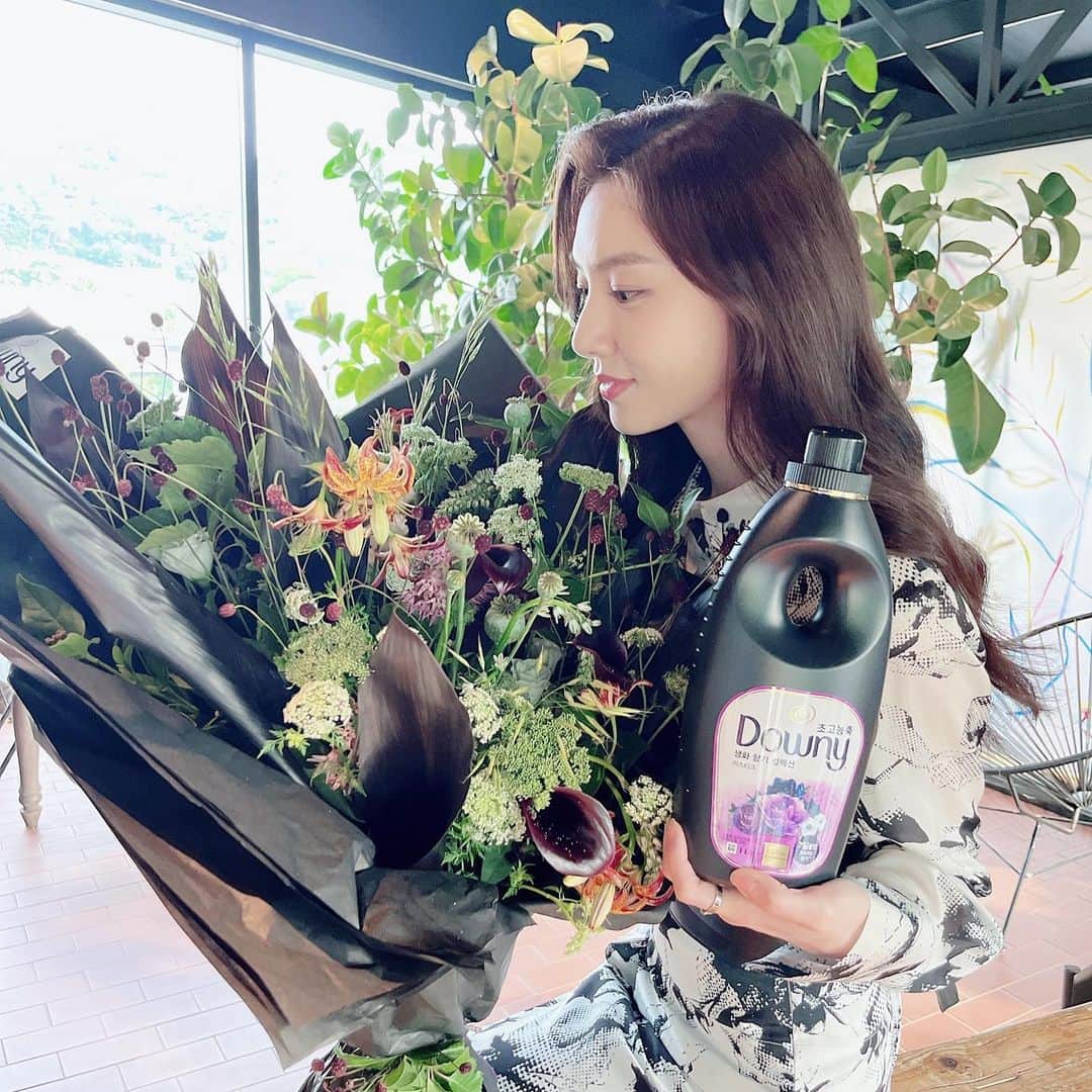 ソ・ジヘのインスタグラム：「#광고 다우니의 새로운 섬유유연제는 은은하고 자연스러운 생화 향기가 느껴져서 너무 좋아요  프리지아앤페어, 스프링가든러브, 와일드라벤더, 클린솝, 미스티크 5개의 향 중에  저의 최애향은 미스티크!  제가 좋아하는 머스크향과 은은한 꽃향기가 더해져 신비로우면서도 고급스러운 느낌👍🏻 오늘도 다우니하세요❤️  #다우니 #다우니생화향기컬렉션 #내품안에다우니한다발 #다우니섬유유연제 #섬유유연제추천」