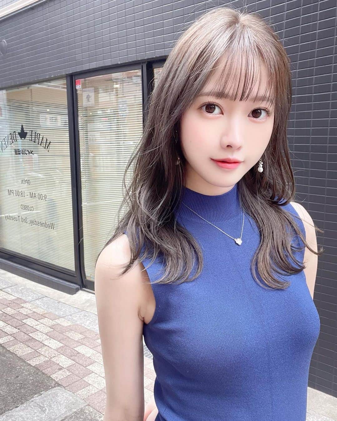 稲田汐莉のインスタグラム：「ヘアカラーしてきた💇‍♀️ @chibachaan いつもありがとう！ フォロワーさん8万人まであと少し🥹🙏 大二からずっと毎日投稿をし続けて来て1万人、2万人、3万人と少しずつフォロワーさんを増やして来たのですが こんなに一気に増えた事は初の事で😳 嬉しいけど実感が湧かないというかあっけないというか.. ずっとフォロワーさん10万人が夢だったので あと2万人。達成できるように引き続き投稿頑張るので、見守ってくれたら嬉しいです😆」