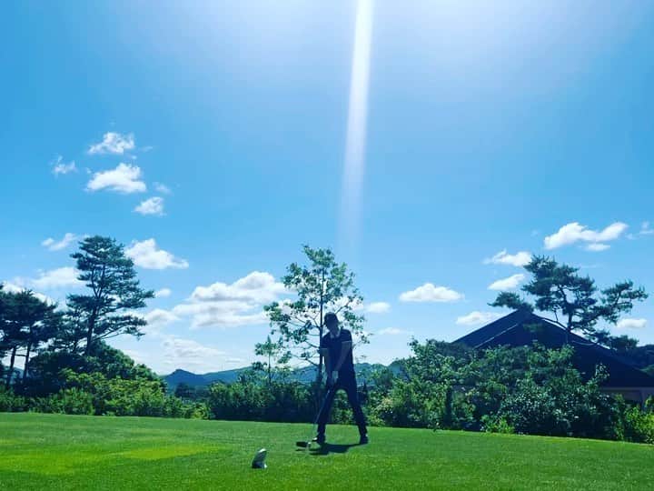 イン・ギョジンのインスタグラム：「힘차게 티샷~~~~~  #골프 #인교진 #골프스타그램」