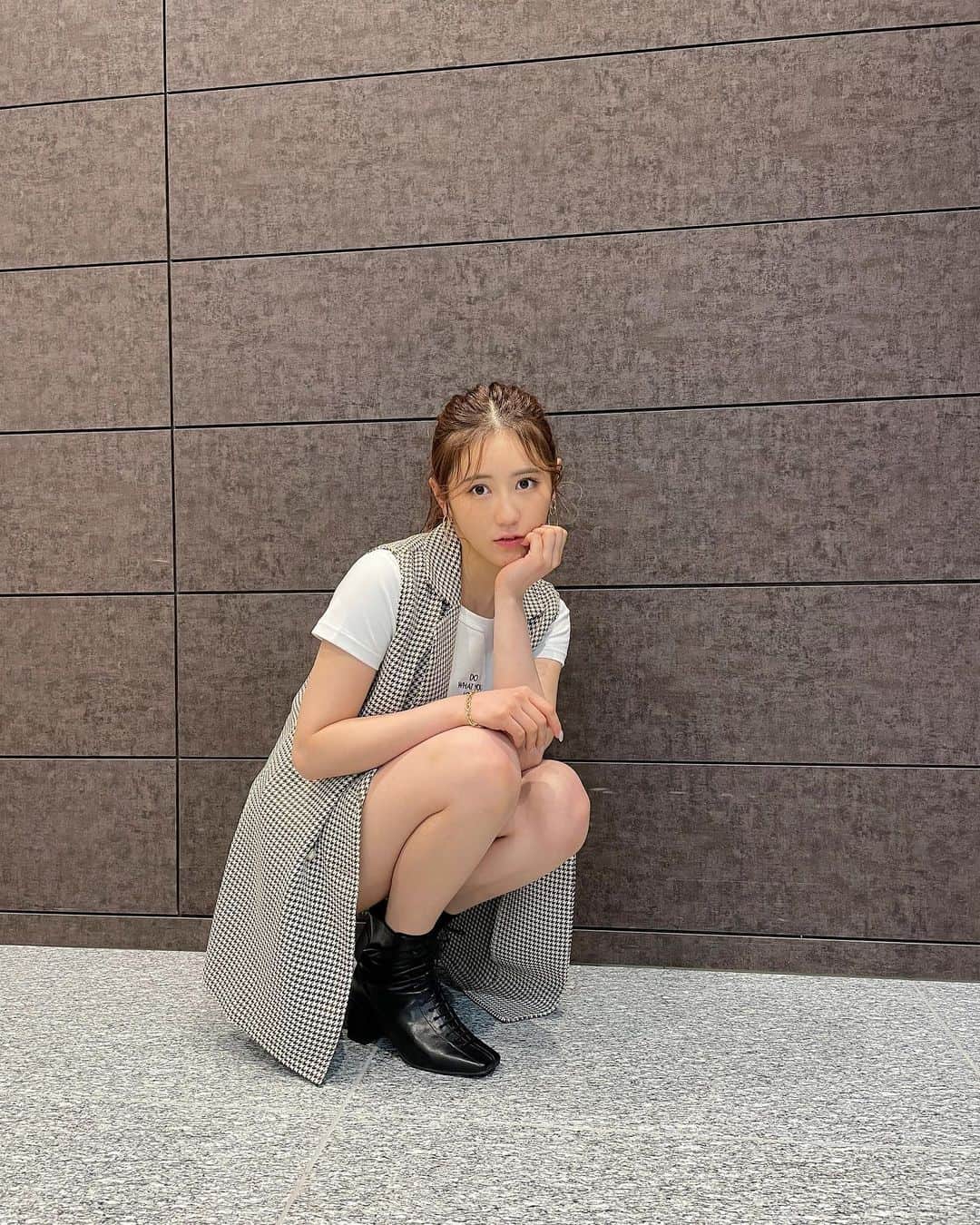 のインスタグラム：「❤️❤️❤️  #ある日の衣装 #珍しくベスト」