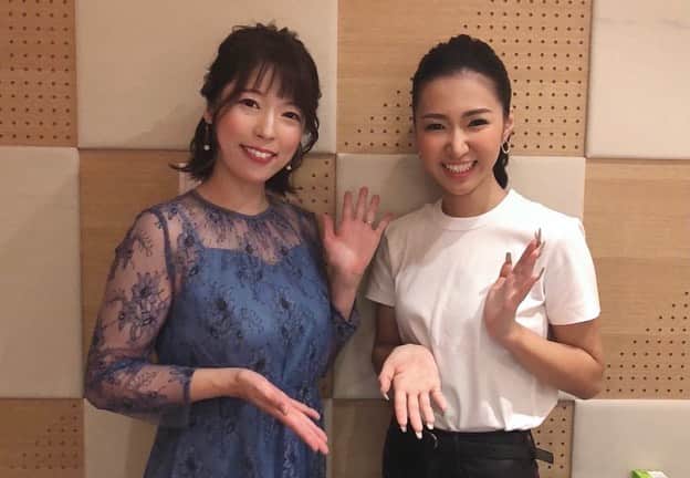 室照美のインスタグラム：「先日💿2nd Single #大阪ロンリネス 8月3日Releaseを発表した #田中あいみ さん♡ 2ndシングル待ってました〜！  2021年秋、あいみさんのデビューコンベンション司会🎤をさせていただいた時の写真をTwitterの方にしかUPしていなかったので、待望の2ndリリース発表のタイミングでこちらにも🥰  あいみさんと初めてお会いしたステージは #2019日本クラウン演歌歌謡曲新人歌手オーディション でした🎤✨制服姿で見事なステージを魅せてくれたあいみさんが、グランプリ受賞👑そして、2年後に  #日本クラウン から #孤独の歌姫　で華やかにデビュー！  最高に明るいキャラクターで、楽屋でも壁ゼロ！いつまでも喋っていたくなる！！！あいみさん♡持ち前のキラキラオーラでデビュー後たくさんのステージやメディアで活躍しています♬5月には #文化放送 #ヴァイナルミュージック にも❤️  2nd Single #大阪ロンリネス は大阪をテーマにした、テンポのいいノリノリな楽曲♪ということで、あいみさんにピッタリ♡と感じています。これからのご活躍に益々期待！ またご一緒できる日を楽しみにしていますー😊  #田中あいみ #日本クラウン #セカンドシングル #大阪ロンリネス #歌謡曲 #歌謡歌手 #新人歌手 #室照美 #司会 #MC #文化放送 #ジョイスタッフ」