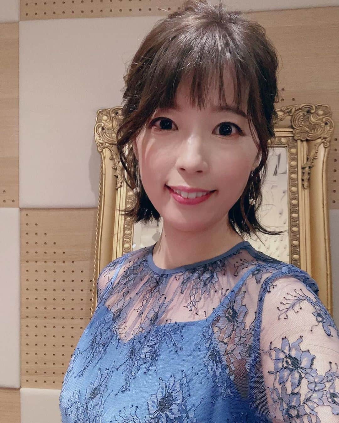 室照美のインスタグラム：「オンラインデビューコンベンション2021🎤 衣装は #ユナイテッドアローズ  レースワンピースでした❤︎  あいみさんの1stシングル #孤独の歌姫 のモチーフでもあるハーレーにもギリギリ跨がれちゃう⁈ワンピ🤔  2022年9月7日(水)には #恵比寿リキッドルーム にて #田中あいみ #ファーストライブ が予定されているとの事✨ あいみさんの歌と底抜けに明るいトークにパワーを分けてもらえることは私が保証します💕　 あいみさんの公式サイトで最新情報をチェックしてくださいね♪ あいみさん、がんばれー！！！ #田中あいみ #日本クラウン #大阪ロンリネス #歌謡曲 #歌謡歌手 #新人歌手 #室照美 #司会 #文化放送 #ジョイスタッフ」