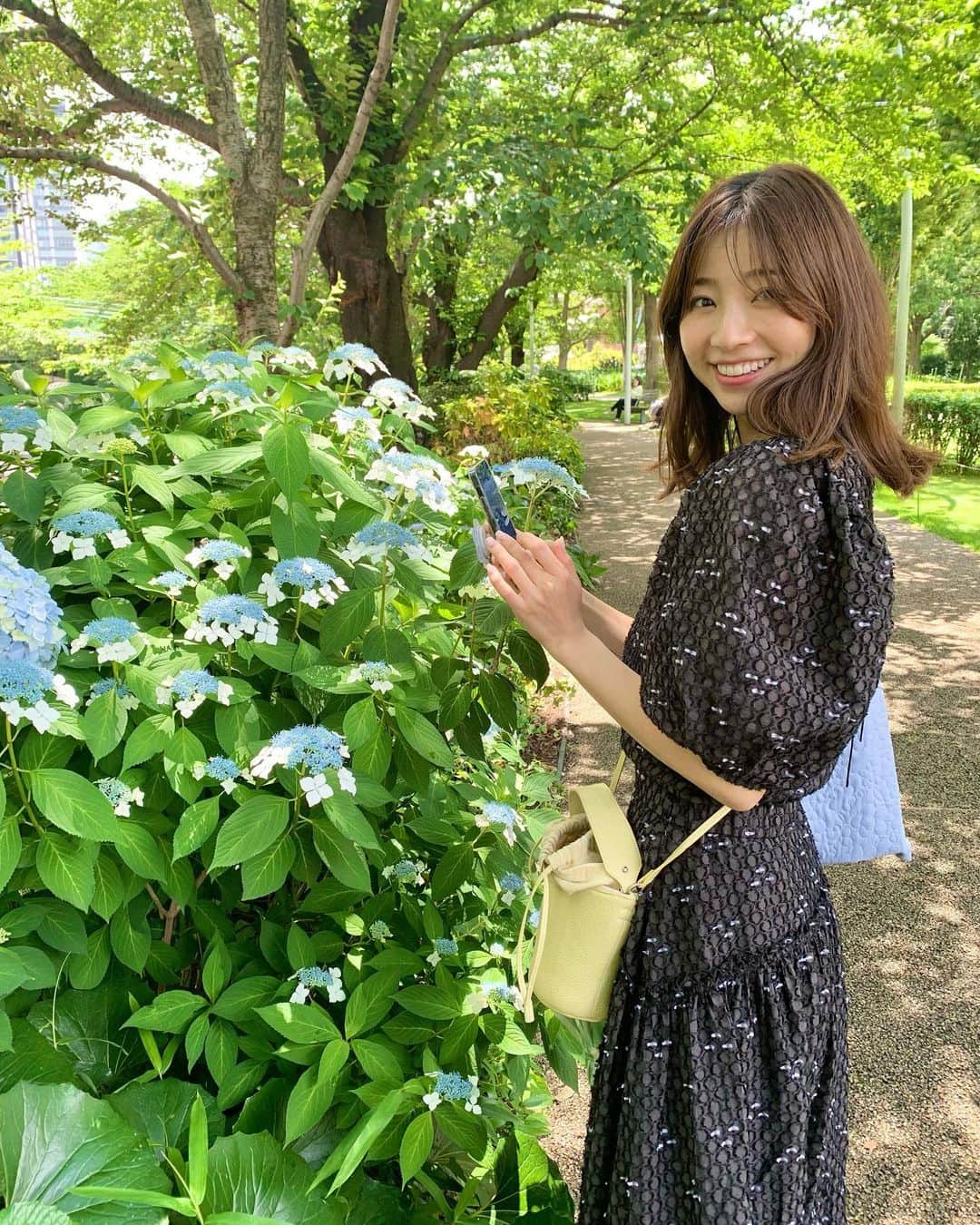 青山あみのインスタグラム：「この時期は、お散歩してると 紫陽花がたくさんで 癒されるなぁ〜☺️🪷✨  #自然に感謝」