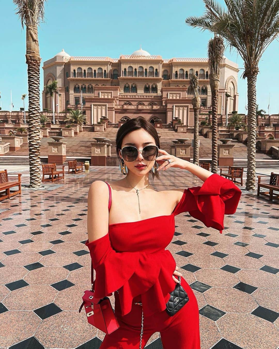のインスタグラム：「I'm in Abū Dhabī!! Take Emirates to Emirates Palace🏰 @emiratespalace   アブダビ到着🇦🇪 七つ星ホテルー！と思いきや 七つ星は自称らしく正式には五つ星らしい🏰❤︎ かわいい🤭  #UnitedArabEmirates #uae #uaelife #uaefashion #emirates #abudhabi #emiratespalace #emiratespalacehotel #fivestarhotel #🇦🇪 #エミレーツパレス #アブダビ #hermes #hermeskelly」