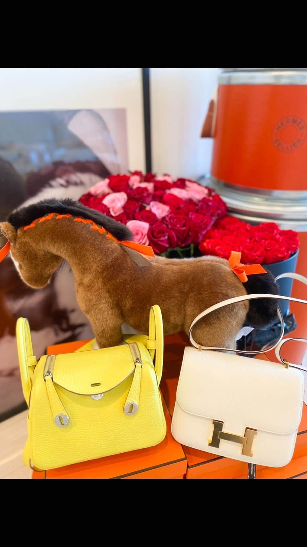 JUNKO（飯田順子）のインスタグラム：「🎁birthday🎁 ・ 🐴🍊🧡 @hermes  ・ 欲しかったものばかり☺️ コンスタンスミニのナタ😍 リンディミニ🙌 最高に可愛い❤️ エルミーちゃんにもやっと出会えました🐴🙏 ・ ・コツコツいろいろ集めたい🥰 ・ ・」