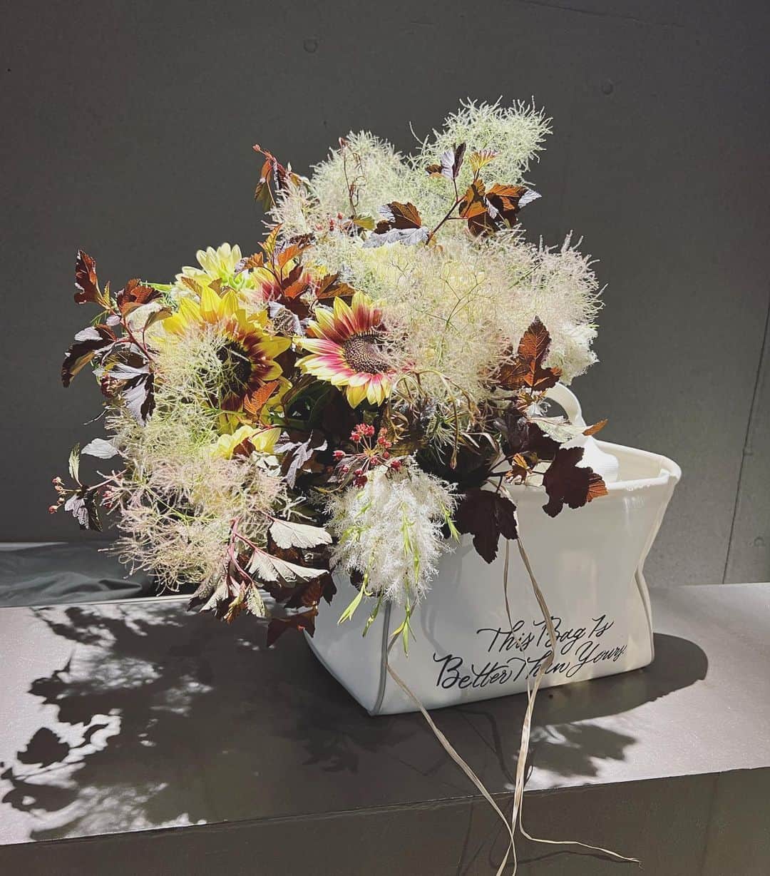 畑野ひろ子のインスタグラム：「@willgarden_official  ひまわりとスモークツリーのブーケ。  #flowers #bouquet #arrangement #gift  #willgarden」