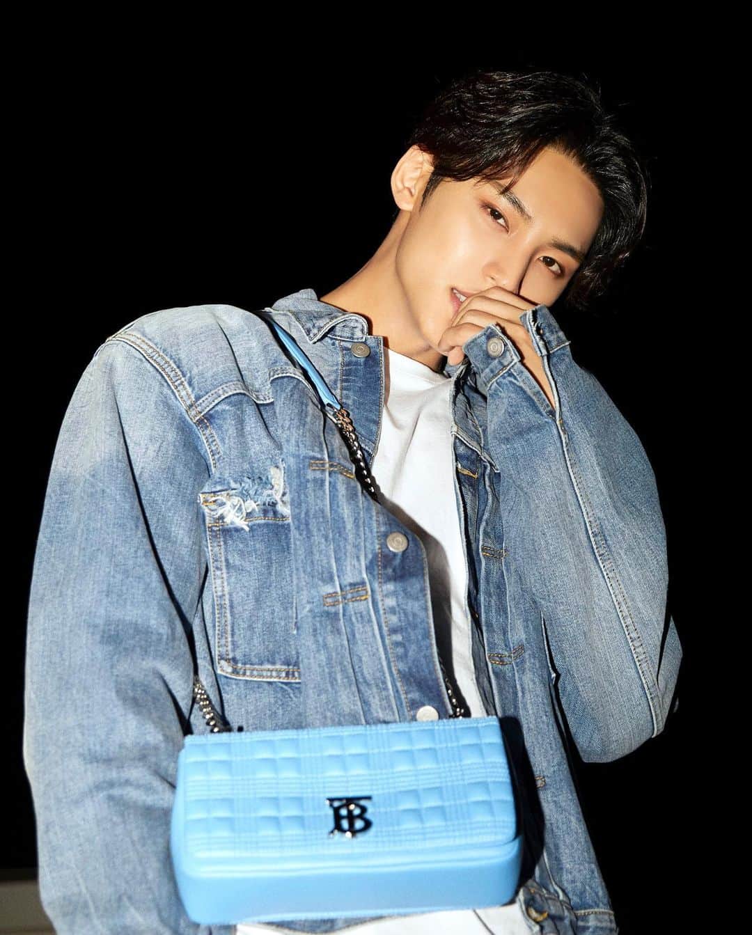 ミンギュのインスタグラム：「ㅂ ㅓ ㅂ ㅓ ㄹ ㅣ💙  #TheLolaBag  #Burberry  #광고」