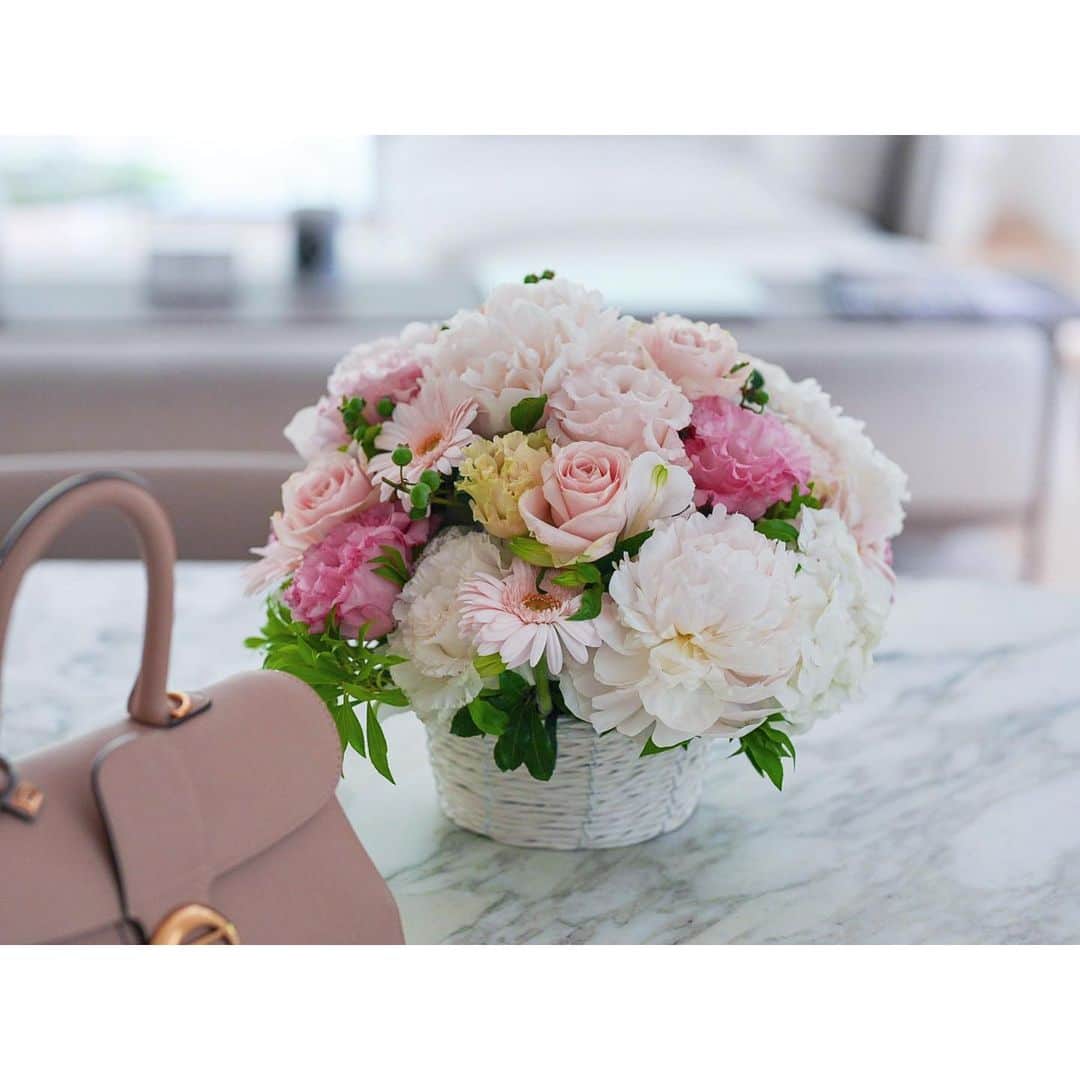 石井美保さんのインスタグラム写真 - (石井美保Instagram)「白×ピンク 可愛らしいお花を頂きました🌸」6月14日 16時42分 - miho_ishii