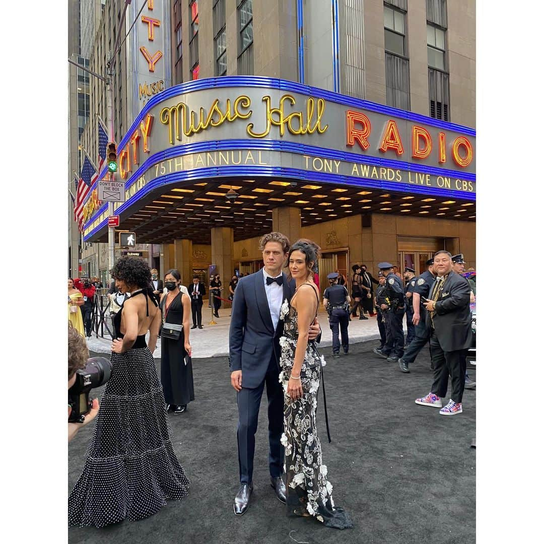 アーロン・トヴェイトのインスタグラム：「The Tony’s!!  Finally waking up in Vancouver after a very special weekend celebrating this incredible Broadway season! Congratulations to every artist who contributed to this year in theatre.   Much gratitude to the @thetonyawards and @cbstv for having me be a part of the evening!  And special thanks to @jasonrembert and @berluti for the style!!  HMU: @natashaleibel   #tonyawards2022」