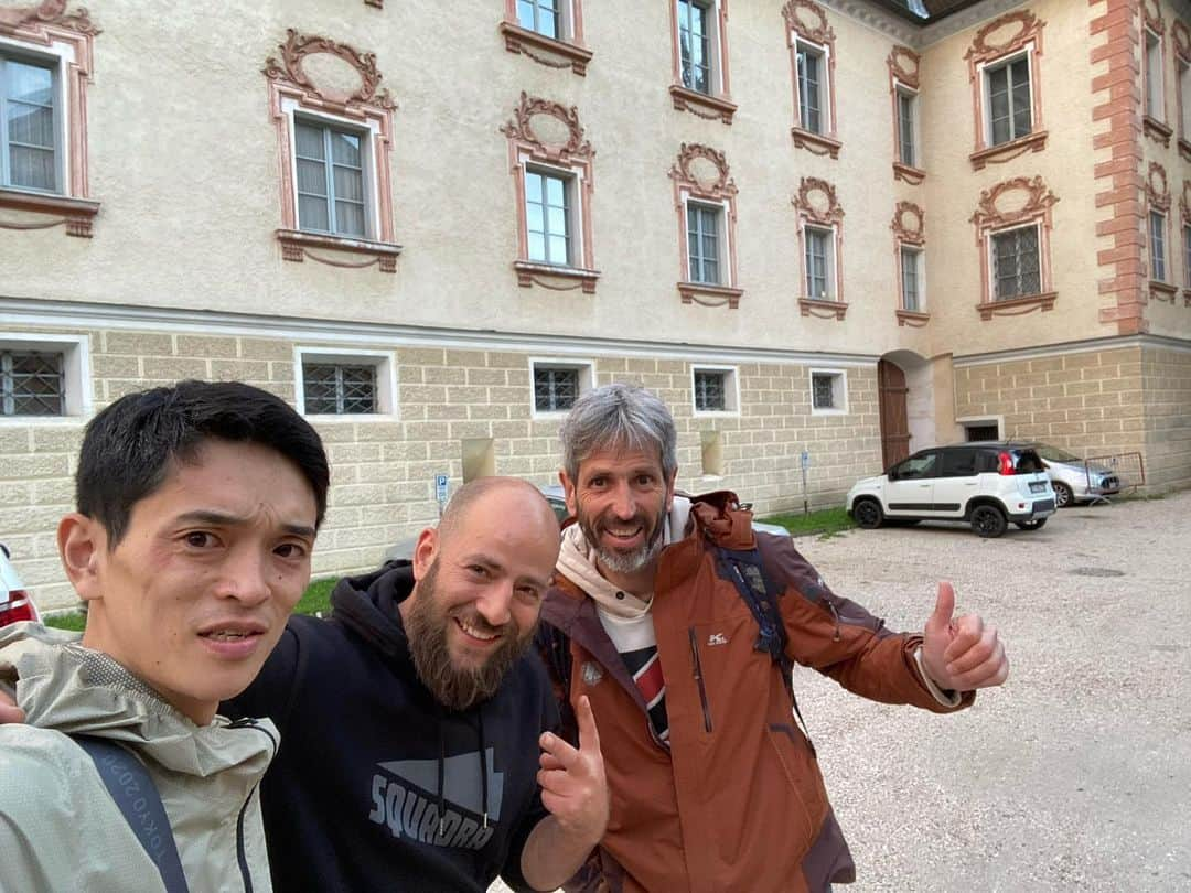 堀創さんのインスタグラム写真 - (堀創Instagram)「World Cup Brixen is Over !  イタリアで開催されたワールドカップのセットにifscのオフィシャルとして参加。 今大会は英語、フランス語、イタリア語が飛び交う中で自分の意思を通していく難しさと大切さを改めて感じた。 最後まで意見交換を行ったセッターの仲間達には感謝。  男子決勝と準決勝はハードなラウンドになった。 ただセッター陣の中でも今大会はそうしようという流れがあり、幾つものチャレンジを行っていた。 僕としてもチャレンジングな課題こそ選手の力を引き出せるとも思うし、実際現役時代はそんな課題が強くしてくれた。 まぁ少しやり過ぎてしまったが。。。  今大会は沢山の成功と反省があった。 それを活かして、今後もクライミング界の競技力向上にアプローチしていきたい。  It was amazing time . The mens final and semi were hard round . We did many challenges. And I believe it is important things for push up to climbing level . I was grow up by challenging problems when I was athlete. But little bit too hard …  I am honored to route set with great team !! Thanks guys !!  @8611inc @bpump_ogikubo @ifsclimbing @frictionlabs @soill  #bouldering #climbing #ボルダリング #クライミング #routesetting #routesetters」6月15日 2時27分 - tsukuru_8611