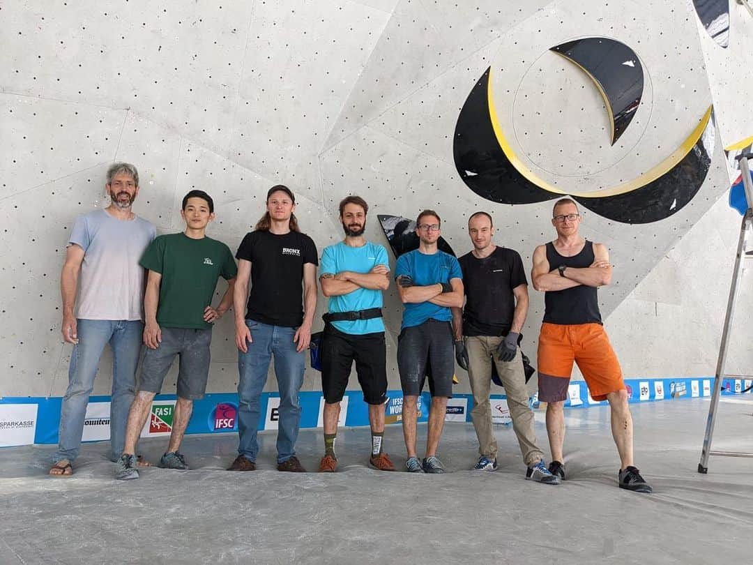 堀創のインスタグラム：「World Cup Brixen is Over !  イタリアで開催されたワールドカップのセットにifscのオフィシャルとして参加。 今大会は英語、フランス語、イタリア語が飛び交う中で自分の意思を通していく難しさと大切さを改めて感じた。 最後まで意見交換を行ったセッターの仲間達には感謝。  男子決勝と準決勝はハードなラウンドになった。 ただセッター陣の中でも今大会はそうしようという流れがあり、幾つものチャレンジを行っていた。 僕としてもチャレンジングな課題こそ選手の力を引き出せるとも思うし、実際現役時代はそんな課題が強くしてくれた。 まぁ少しやり過ぎてしまったが。。。  今大会は沢山の成功と反省があった。 それを活かして、今後もクライミング界の競技力向上にアプローチしていきたい。  It was amazing time . The mens final and semi were hard round . We did many challenges. And I believe it is important things for push up to climbing level . I was grow up by challenging problems when I was athlete. But little bit too hard …  I am honored to route set with great team !! Thanks guys !!  @8611inc @bpump_ogikubo @ifsclimbing @frictionlabs @soill  #bouldering #climbing #ボルダリング #クライミング #routesetting #routesetters」