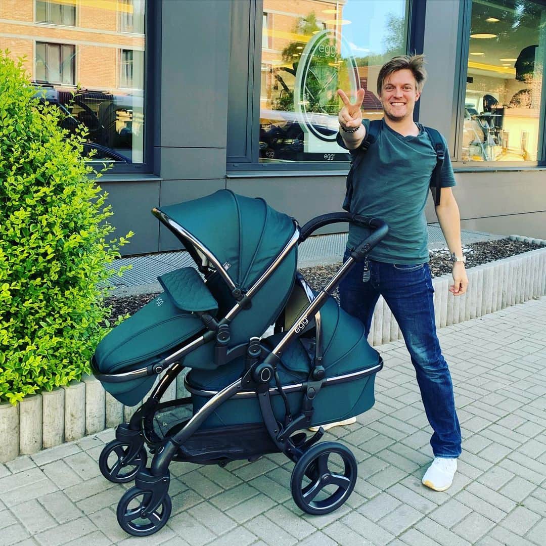 トマシュ・ベルネルのインスタグラム：「Nový člen rodiny… 2v1 výlety tramvají už budou hračka! Děkujeme @babyholding a @eggczsk za pomoc v nové životní situaci. Dvě děti jsou přece jen trochu náročnější než jedno. Děkujeme také @trendybaby.cz za pomoc se sestavením a skvělou péči!」