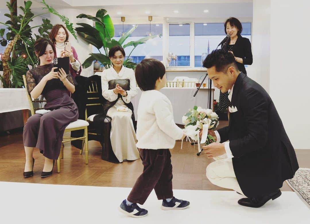 田澤友子さんのインスタグラム写真 - (田澤友子Instagram)「知らない間に撮って頂いていた 甥っ子（3歳）とのほっこり写真。 . 私にとって大切なご家族様の 人前式をプロデュースさせて頂いた日に、 いつも可愛がって頂いている甥っ子が 急遽リングボーイを務めさせて頂くことに✨ . 画像はそのリハーサル時の一コマ。 . 甥っ子にとって初めての大役でしたが、 緊張しながらも堂々と一人で歩いて 無事、大切な指輪をお届けすることができました。 . 終わった後で、 「あ〜ドキドキちた！」だって（笑） . 君の成長っぷりにはホント驚きます☺️💕 . よく頑張ったね✨ . . #おばばか部 #おばばか  #人前式 #ウェディング #ウェディングプロデュース #プロデューサー #少人数ウェディング #結婚式 #松山 #松山市 #愛媛 #愛媛県」6月15日 3時23分 - tomo_tazawa