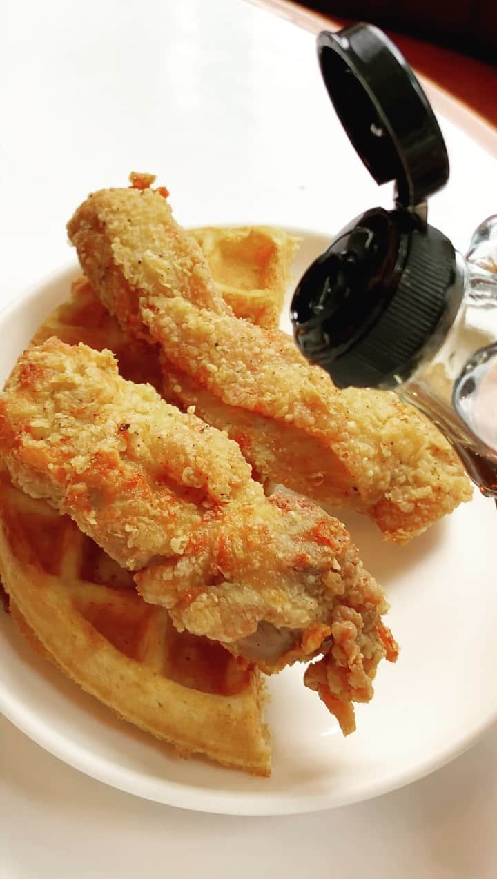 水野夏子のインスタグラム：「ワッフルチキン✨  めちゃ美味しい🙋‍♀️✨ 高カロリーー！！  #MOJA in the HOUSE #渋谷 #ワッフル #チキン」