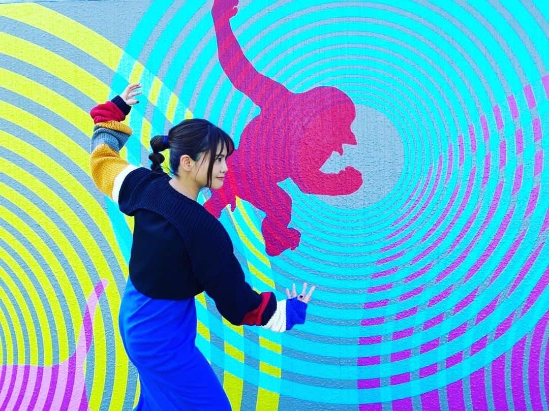 吉岡聖恵のインスタグラム：「お陰さまで🤩 「凸凹」🔴🔵✨ いよいよ明日リリース日❤️‍🔥 今日フラゲ日です❕  「凸凹」のほかにRemixバージョンも収録しています✨素敵なのでぜひ😽  そして本日２４時からはリョクシャカ・長屋晴子ちゃんのオールナイトニッポン Xにお邪魔のオンエアー☺️🫶 ずっといるきよへい🌱笑  明日はラジオ🐄リモート生出演や⚪️ 他、ラジオゲスト・コメントなど色々な場所で流れます。ｷｲﾃﾈ👾❕  「凸凹」フラゲ人のあなた、ありがとうーーー🤩 DVDもみてね🍛  今日は満月🌝 こちらは雨だけど、素敵なナイトを🌃  PS.ゴリラに負けない（？）気合いの姿です。」