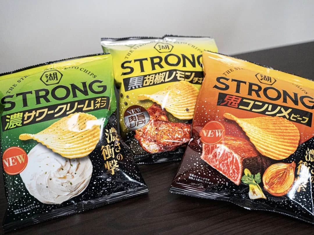 さるえるさんのインスタグラム写真 - (さるえるInstagram)「KOIKEYA STRONG ポテトチップス  編集終わりに1人でカッコつけながら食べてます  味は3種類あるんですけど、どれもめっちゃ味が濃くて特に鬼コンソメビーフが最高です👍  #湖池屋 #コイケヤ #湖池屋ストロング #湖池屋ストロング濃サワークリームオニオン #湖池屋ストロング鬼コンソメビーフ #湖池屋ストロング黒胡椒レモンチキン #濃厚 #ポテトチップス #PR」6月14日 19時21分 - sarrouel_intera