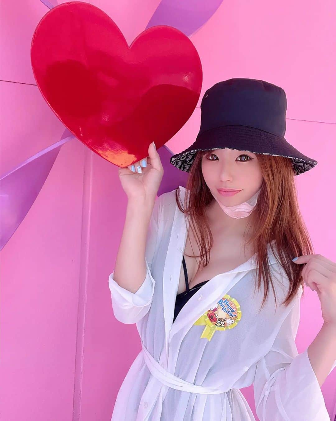 のインスタグラム：「❤️今月お誕生日なので バースデーシールを貼ってUsj行ってきたよ✨ このシールを貼ってるとスタッフさんに 「Happy Birthday！」と声をかけて祝って貰えるよ☺️  . 照れるけど素敵な思い出になるはず！笑 . . ※ちなみに、お誕生日は6月24日です. . . . . #usj #誕生日 #birthday #旅行好きな人と繋がりたい #夏 #春コーデ #春服 #ootd #テーマパーク #任天堂 #ハット #sightseeing #travel #春 #今日のコーデ #ユニバーサルスタジオ #ユニバーサルスタジオジャパン #大阪 #osaka #デート #date #コーデ #universalstudios #インスタ映え #universalstudiosjapan #バケットハット #ユニバ #japan #trip #usjみん 🍌」