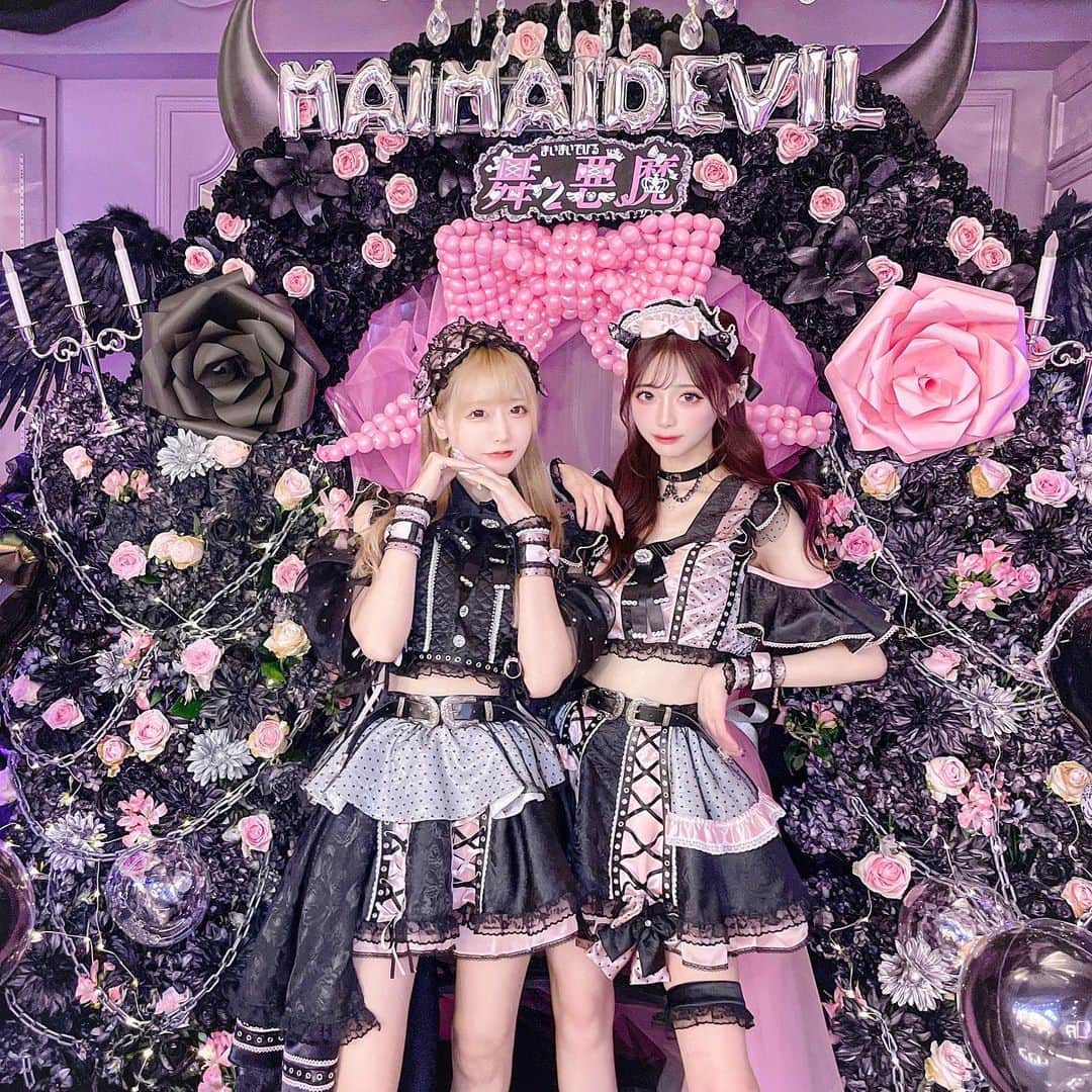 のインスタグラム：「舞々悪魔𝟏𝐭𝐡 𝐀𝐧𝐧𝐢𝐯𝐞𝐫𝐬𝐚𝐫𝐲💗🖤 おめでとう🎀 リニューアルレセプションにお邪魔させもらったよー🫶 店内フォトスポット沢山で可愛すぎたー✨ 久しぶりのあやぼん🐈‍⬛🖤 @maidevi_official   #舞々悪魔 #マイデビ #歌舞伎町 #歌舞伎町コンカフェ #新宿コンカフェ #新宿カフェ #地雷系女子 #地雷コーデ #地雷 #アイドル衣装 #東京カフェ」