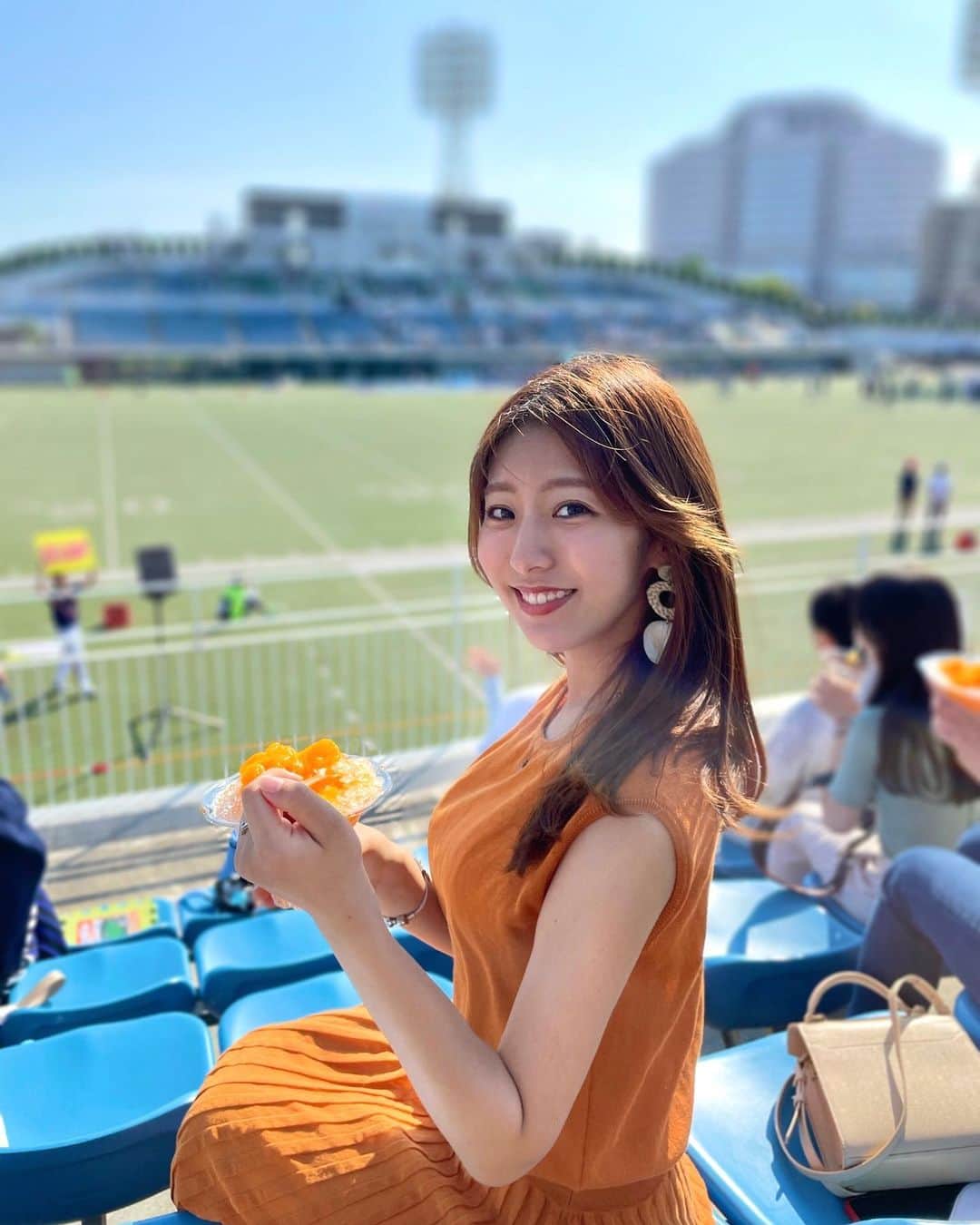 のインスタグラム：「🏈 . きょうは天気が悪く 寒かったですね🥲 . そんな日だからこそ 先日のアツ〜い日の写真あげます🔥 今シーズンもXリーグ観戦いってます✨ . アメフトの試合はもちろん チア同期の活躍も元気の源💗 . 日焼け止め塗って 日傘も差したから 放送見て、あれ？白戸焼けた？ 焼けたとか言わないでくださいね🥺？ . #みかんかき氷 #同じ色の #ワンピース #スポーツ観戦 #xリーグ #xリーグチア  #アメフト . . 昨日の正解は SSコロンビア号でした〜🚢❣️ 分かってた方たくさんでしたね！ うれしかったです😊」