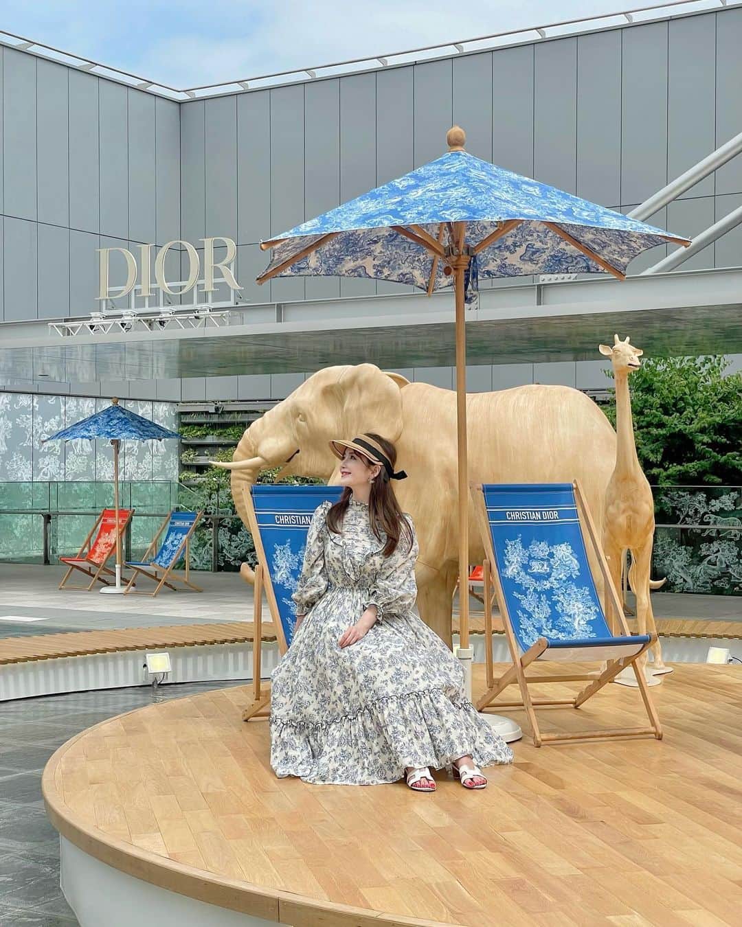 のインスタグラム：「▼  𝐷𝐼𝑂𝑅𝐼𝑉𝐼𝐸𝑅𝐴  大好きなtoile de jouyの新作DIORIVIERA POP UPへ ◡̈  GINZA SIXの屋上がまるでリゾート？！  DIORIVIERA一色に彩られていて とても素敵な空間でした🐘🌿  晴れて気持ちが良かったこの日🌞 2歳くらいの小さな女の子が「キリンさんに乗りたい〜！」とはしゃいでいる姿が可愛らしくて ほっこり癒されてしまいました🦒💕  どなたでも入場出来るのでお近くの方は是非🫶🏻  ■DIORIVIERA POP-UP 会場: GINZA SIX ガーデン(屋上庭園) 東京都中央区銀座6丁目10-1 会期: 6月3日(金)-6月19日(日)  マリア・グラツィア・キウリによる サマー カプセルコレクション 「DIORIVIERA(ディオリビエラ)」  #dioriviera  #ディオリビエラ #dior #popup #toiledejouy  #トワルドジュイ  #ginzasix #銀座　 #銀座シックス #popupstore #サンバイザー #sunvisor」