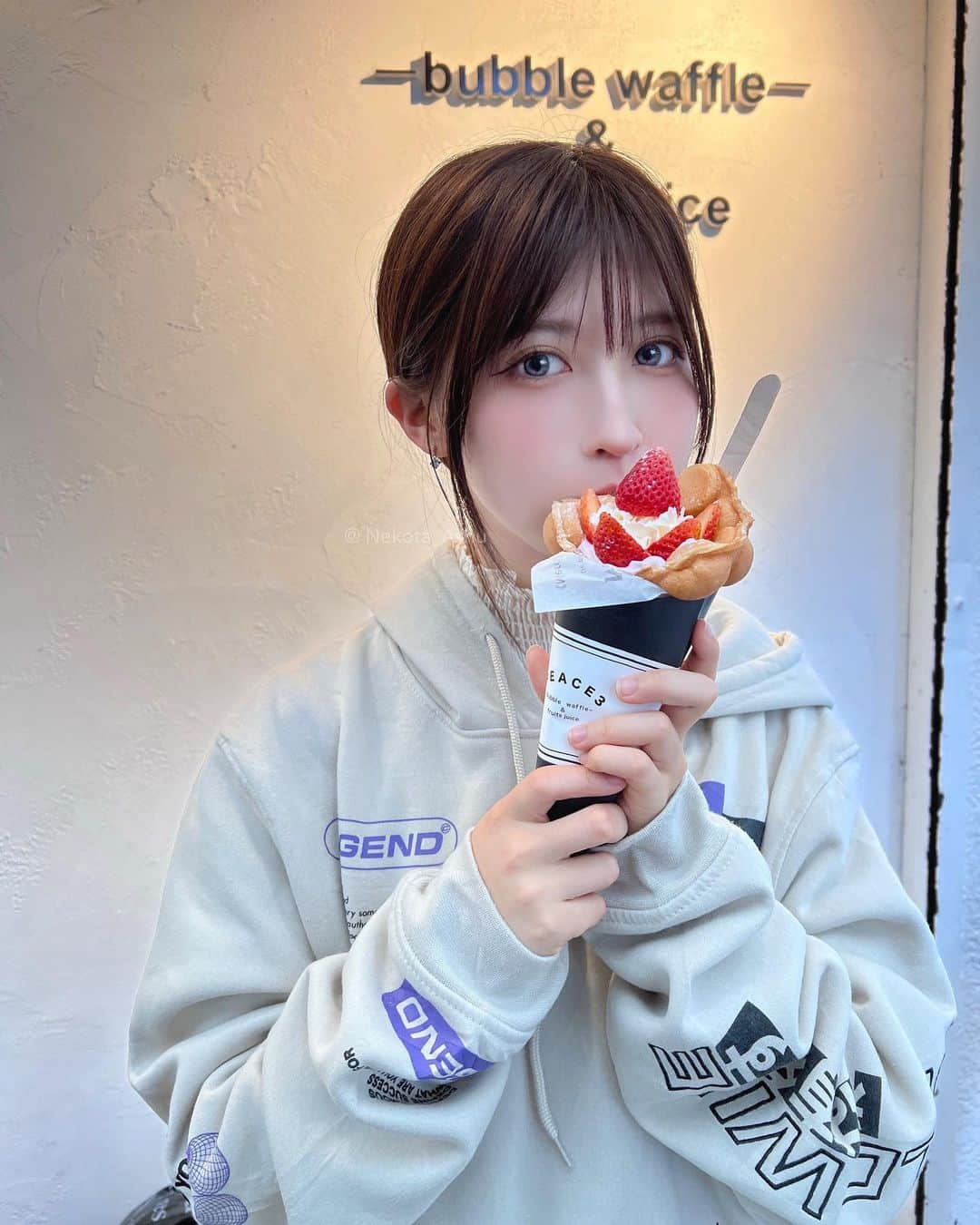 猫田あしゅのインスタグラム：「クレープ美味しかった♡ . #model #make #fashion #fashionista #code #accessory #pierce #cosme #hairstyle #hairstyles #makeup #influencer #服　#コーデ　#メイク　#ヘアスタイル #モデル #インフルエンサー #グルメ #コスメ #eyemakeup #eyeshadow #アイシャドウ #instagram #instagood #instafood #クレープ #夏 #ヘアカラー #アクセサリー」