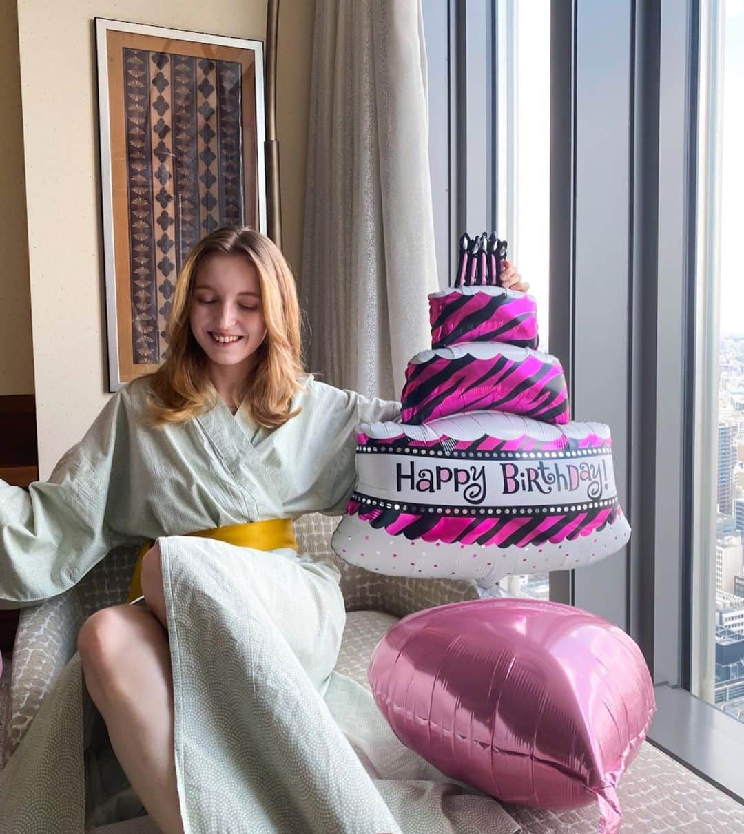 Lisaのインスタグラム：「✨節目の日✨  日本人として初の誕生日に大きな夢が叶いました☺️  これから人生の新しいページになります！ このページも白黒ではなく頑張って色んな色に染めていきますよ🌈  **** Just turned new life page! 🎉   This is my first Birthday as Japanese! And on this day my big dream came true😌」