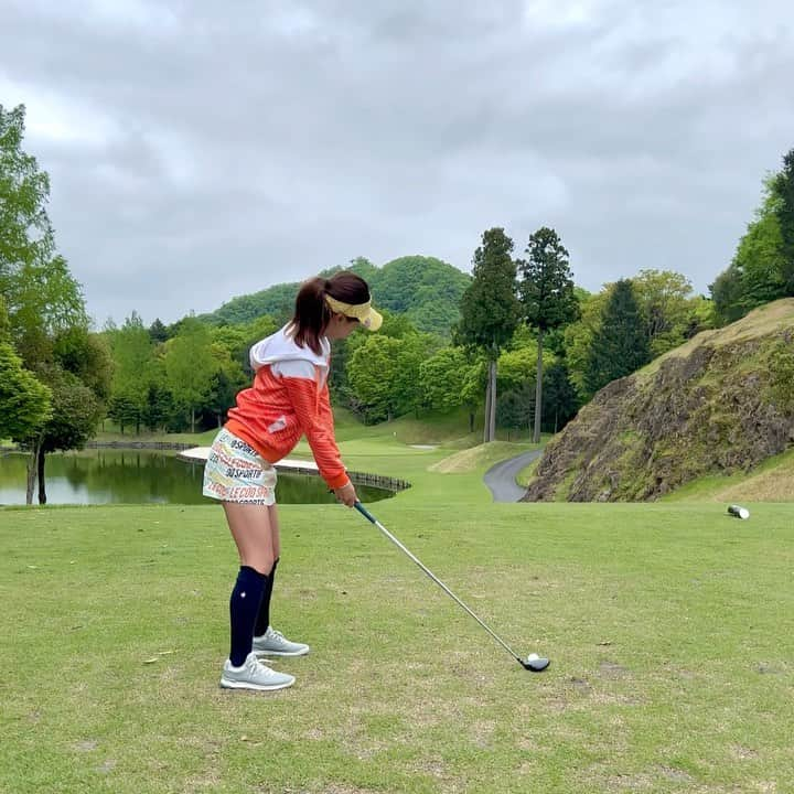 萩原菜乃花のインスタグラム：「ショートホール⛳️  このホール右しか行ったことない🤣 毎回おんなじところ、、、笑  そして毎回ライがいいところ落ちて 寄せワンでパー👐  #ショートホール#メイプルポイントゴルフクラブ#スイング動画#ゴルフスイング#ゴルフ#ゴルフ女子#ゴルフ男子#ユーティリティゴルフコーデ#ゴルフウェア」