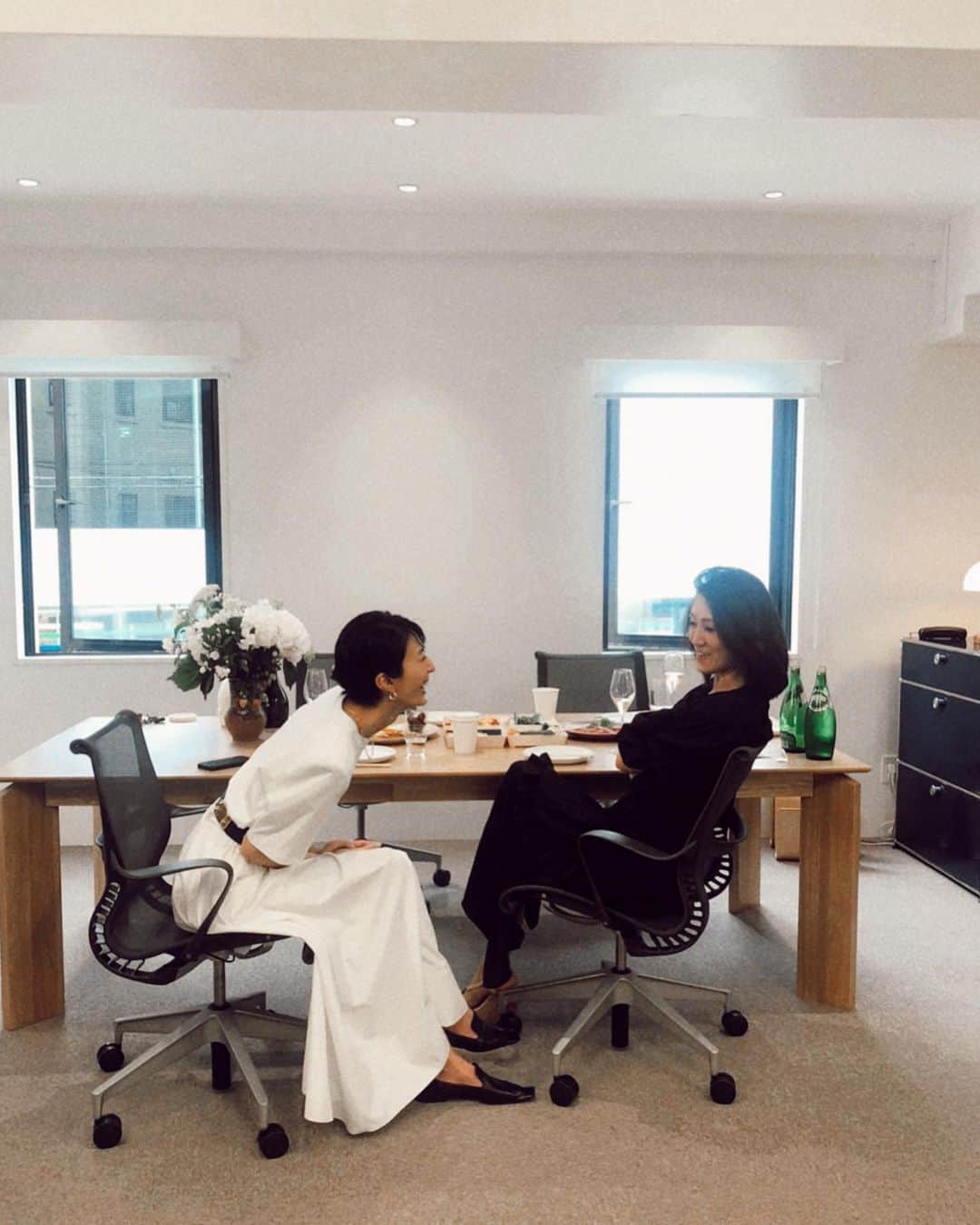 のインスタグラム：「ある日の @solsol.seoul の新オフィスお祝いランチ🥰  お友達と今若い子たちの間で流行ってる(らしい)ピースを練習してるとこ。  Congrats to @solsol.seoul ❤️ It was really fun to catch up with you @sylolier @mizuyoyoshida 💋💋💋  #新オフィスが素敵 #bestごま油」