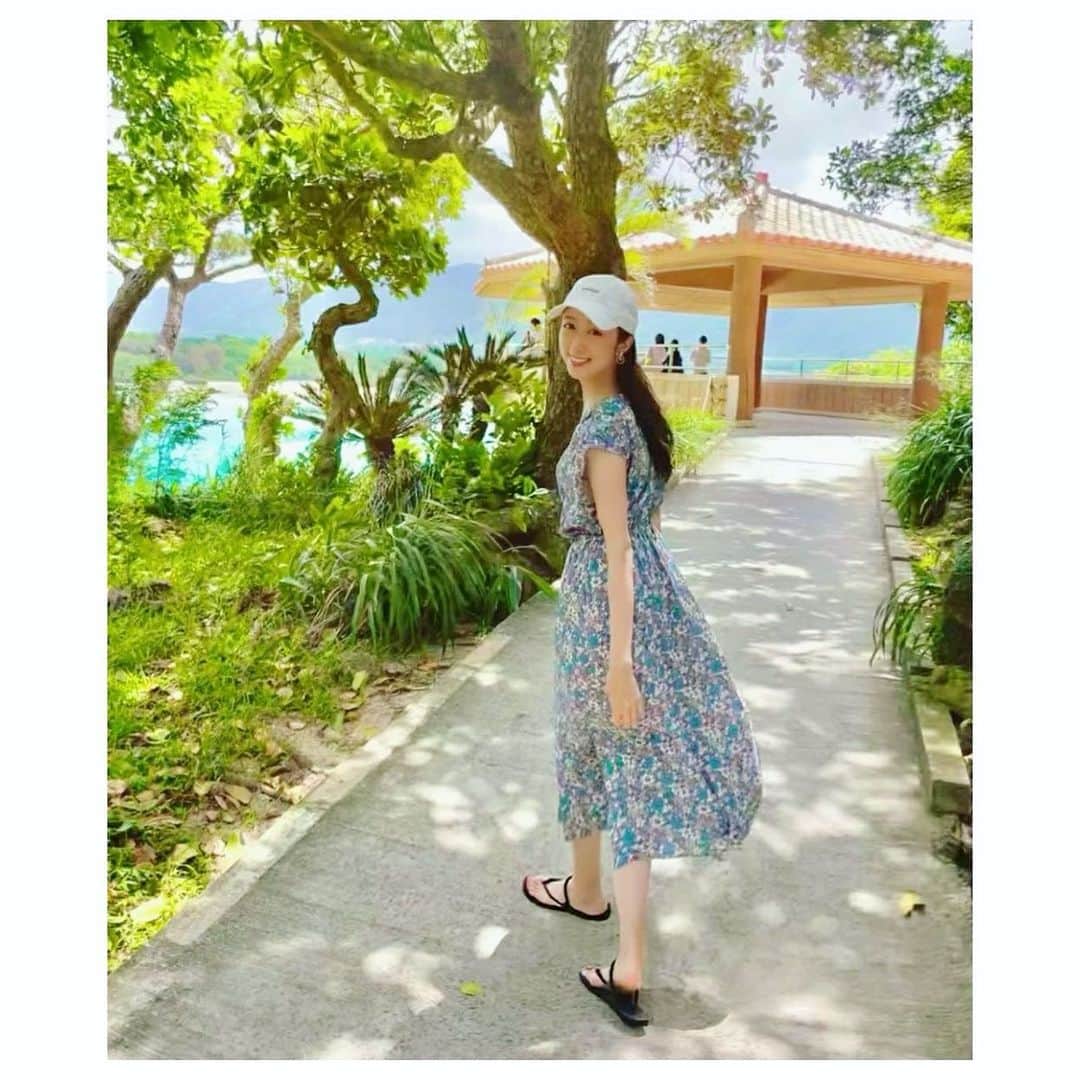 丹羽咲絵のインスタグラム：「お久しぶりです。 新しい季節はいかがお過ごしでしょうか  私は年明けから色々な事があり、  自分的に最大ヘビー級の辛さも体験し、 それが原因か体調も崩し気味で しょっぱなからてんやわんやでしたが、  最近は忙しなく元気にやっています。  そんな最中で32歳を迎えました。  この間おかんに一年ぶりに会い、 帰りの駅のホームで一人で号泣しました。  いつも憎まれ口ばっかり叩いてる私ですが、  一人で母の事を考えるときは いつもグッときてしまいます。  そういえば、昔を思い出すと、  一緒に暮らしていた時も、離れてからも、  おかんはどんなに喧嘩をしても 玄関まで必ず見送りに来て、  出かける人が見えなくなるまで 手を振っていたのですが、  「どうしてケンカをして怒ってても手を振って見送れるの？」 と、小さい頃聞いた私におかんは、  「家に残る人には、見送る責任があるんだよ。もしかしたら、これが最後になってしまう人もいて、人が家に帰ってくる事は、必ずしも当たり前な事じゃない」  と、幼い私に教えてくれたのを、 今でも鮮明に覚えています。  この間久々にマームの舞台を見に行って、 藤田さんが生み出す言葉の断片をバシャバシャ浴びて、  “時の隔たり“について、  そんな事を思いだした。  今と、これから起こるかもしれない何らかの 「隔たり」について  当たり前の事なんて、 この世の中にはないんだよな、本当は。  最近は仕事も新しい領域に踏み込んで、 色々な事を吸収しまくって めきめき成長しているつもりだけれど、  32歳は、自分らしさを取り戻しに、 私は私を生きる事にがむしゃらになってみようと 思います。  相変わらず適度にふざけた感じで生きてるし、 すぐフガフガ言い始めるけど、  「面倒くさい事っていうのは、一番大事な事なんだ」 って駿(宮崎)が言ってたしな。  みんな、存分に面倒くさく生きようね。 今後もふがふが言い合おう！  ◾️追伸 32歳が厄年だって事は、年を迎える前に教えてくれ。  「テスト、ノー勉だし！」とか言って、 みんなちゃっかりやってるタイプやん？ ちゃっかり厄祓いとかしちゃってんでしょ？  抜け駆けしないで教えろよな。  #今年は厄と全面戦争」