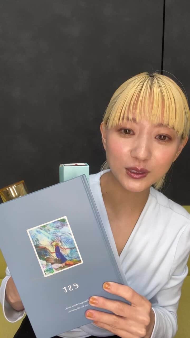 伊藤千晃のインスタグラム：「乾燥肌さんにおすすめの夏の保湿術✨  乾燥肌の私も愛用している、夏におすすめの保湿アイテムとその使い方についてご紹介したよ！  今回のライブを記念した、 夏肌潤い限定セット(数量限定)は、エスト公式オンラインショップ、全国百貨店87店舗のエストカウンターにて ご購入いただけます☆  すっごく可愛いボトルだから、 ぜひGETしてね😍  エスト公式Instagram @est_jp  supported by エスト   #貯水する化粧水 #エストザローション #エクトイン #乾燥肌対策  #エスト」