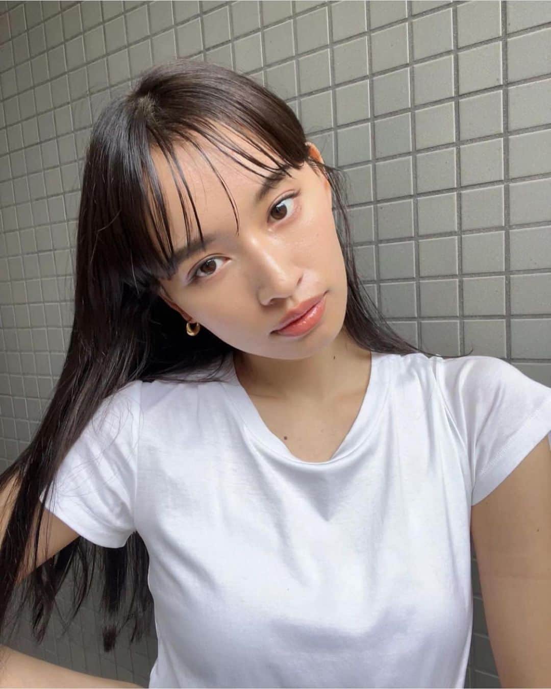 shihori.kathleenのインスタグラム：「久しぶりに肌にレチノールを塗って 肌荒れしてなーーーん🪞😫ってなるけれど 好転反応だと思って耐えるの  しかし新しく買ったリップ 綺麗な色だこと」