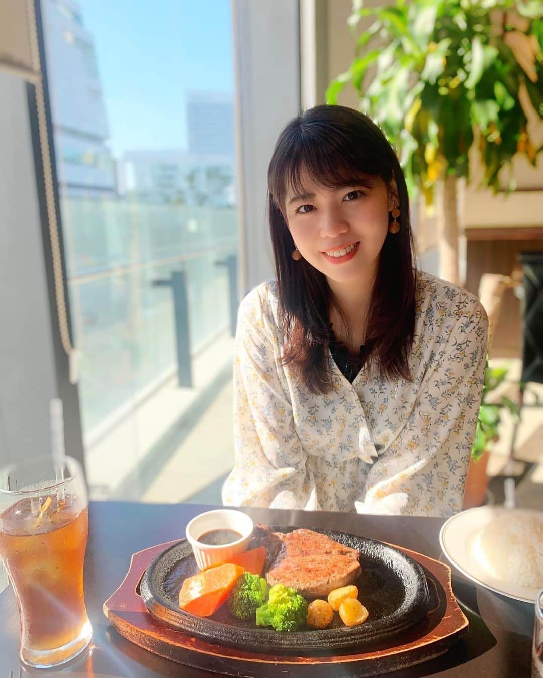 林莉世さんのインスタグラム写真 - (林莉世Instagram)「ステーキ🤤  今日はとても寒かったですね🥶 最近暖かかったので余計に…  #ステーキ#みなとみらい#横浜#ランチ#ステーキランチ#横浜ランチ#お肉#肉好きと繋がりたい#お肉好き#林莉世#アナウンサー#フリーアナウンサー」6月14日 20時56分 - rise_hayashi