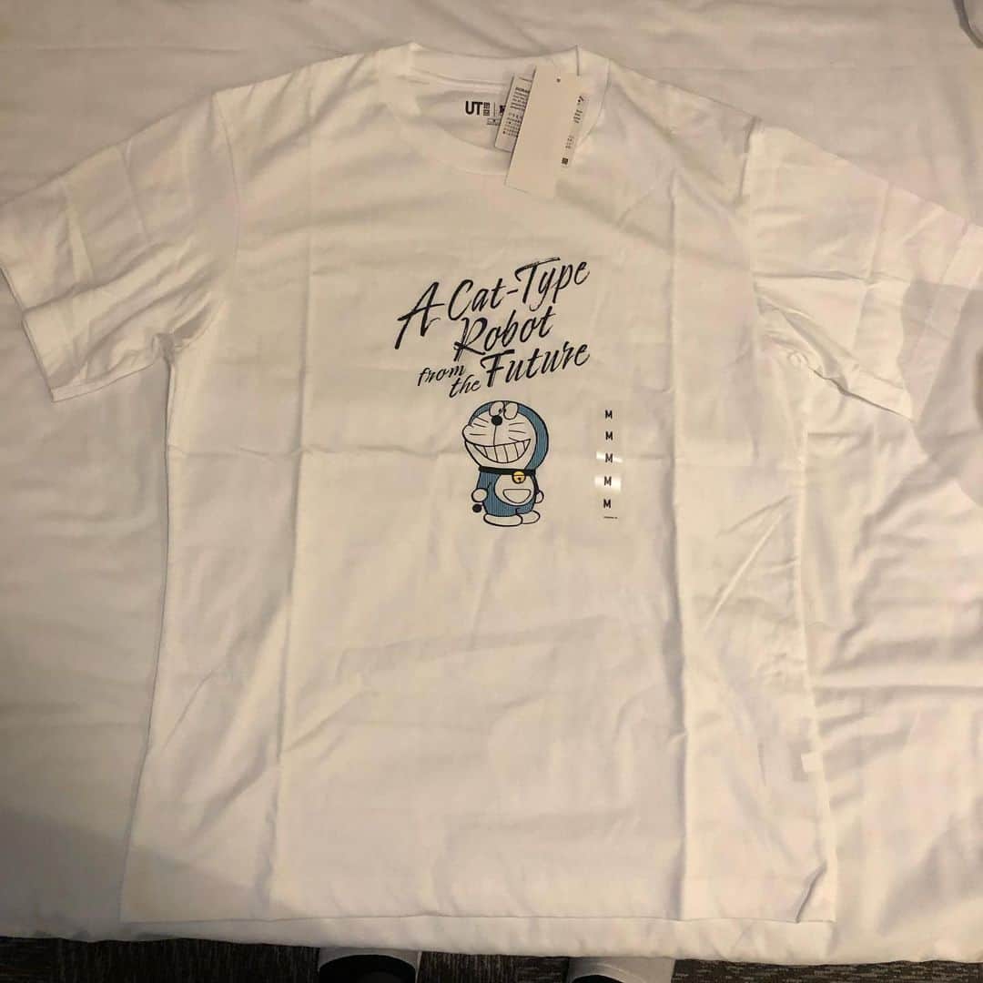 奥村うどんのインスタグラム：「ドラえもんの新しいTシャツ!!!!!めちゃいい!!!!!差し入れでいただいた!!!!ありがとございます!!!!! キャップをねこれまたいただきまして、人生でキャップというものを被った記憶がほぼないのですがどうです?????  #ドラえもん #Tシャツ #ユニクロ #キャップ #似合ってるのか #ありがたいよ #色々」