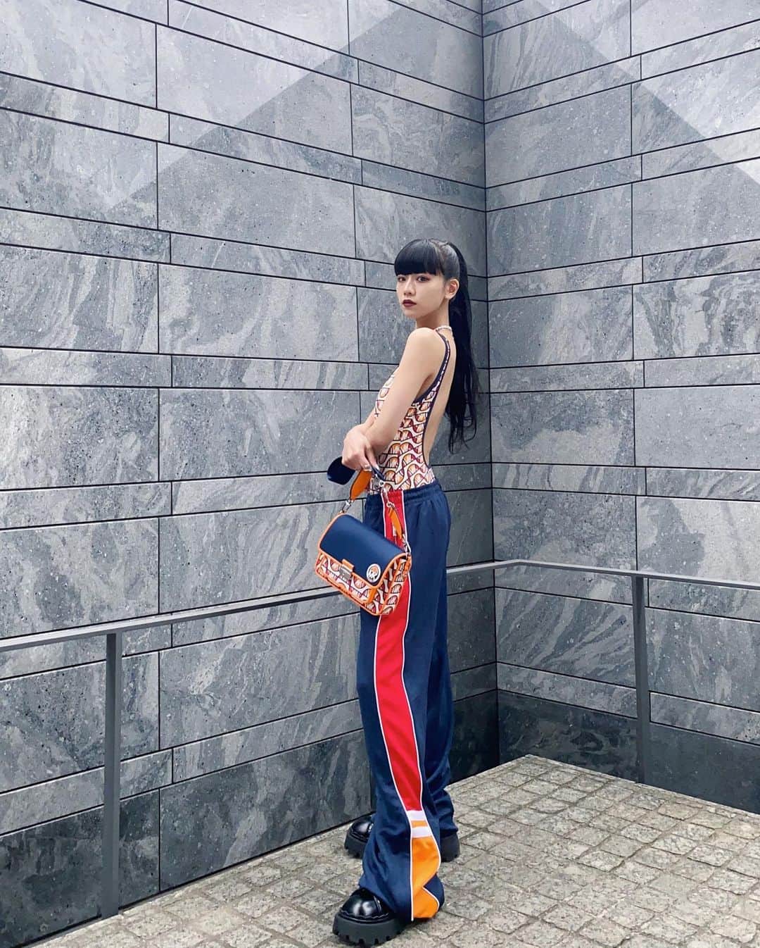 のインスタグラム：「@michaelkors @ellesse 🧡💙🧡💙」