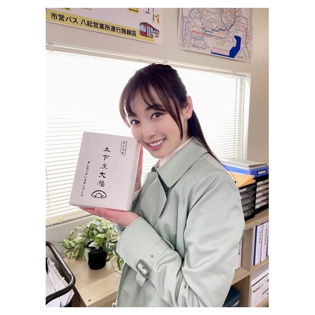 福原遥さんのインスタグラム写真 - (福原遥Instagram)「. #正直不動産 を楽しみにご視聴いただいて下さいました皆様にお知らせです☺︎  本日6/14の22:00〜なんとなんと！！ 「#正直不動産 感謝祭」という事で特番が放送される事になりました！！ これも応援して下さる皆様のお陰です✨ 本当にありがとうございます！！ #大谷アキラ さん（漫画）  本当に素晴らしい原作で、私も大好きな作品で全巻本当に楽しく毎話感動とスッキリ爽快で拝見させていただきました！ 不動産の事も読みながら沢山学ばせていただきました！  #根本ノンジ さん 原作の世界観を凄く大事にされていて、でもそれがもっと輝く様な愛のある表現方法ばかりで、住む所の大切さなど台本を見るたびに、演じるたびに、凄く感じて感動しておりました！  #川村泰祐 監督#金澤友也 監督#野田健太 監督 の演出もそれぞれ凄く魅力的な演出ばかりで、思い出深いシーンも沢山あります！心から感謝しております！  ここでご紹介出来ないくらい、共演者様、ドラマスタッフの皆様、不動産関係の皆様や、本当に沢山の皆様にご協力いただき、支えていただけて出来上がった作品なので、沢山の皆様の想いを伝える「正直不動産メンバー」の一部になる事が出来て、私も本当に幸せでした✨  感謝祭でも沢山の撮影の裏話などあると思うので是非ご覧ください✨  【☆原作】 大谷アキラさん（漫画）夏原武さん（原案）水野光博 さん（脚本） 【☆脚本】 根本ノンジさん 【☆演出】 川村泰祐さん金澤友也さん野田健太さん 【制作統括】 黒沢淳さん　山本敏彦さん　岡本幸江さん 【プロデューサー】 清水すみれさん　宇佐川隆史さん  【☆出演者】 #山下智久 さん #福原遥 #市原隼人 さん #泉里香 さん #倉科カナ さん #大地真央 さん #長谷川忍 さん #高橋克典 さん #草刈正雄 さん 【☆音楽】 #佐橋俊彦 さん 【☆エンディング曲】 #小田和正 さん「so far so good」」6月14日 21時09分 - haruka.f.official