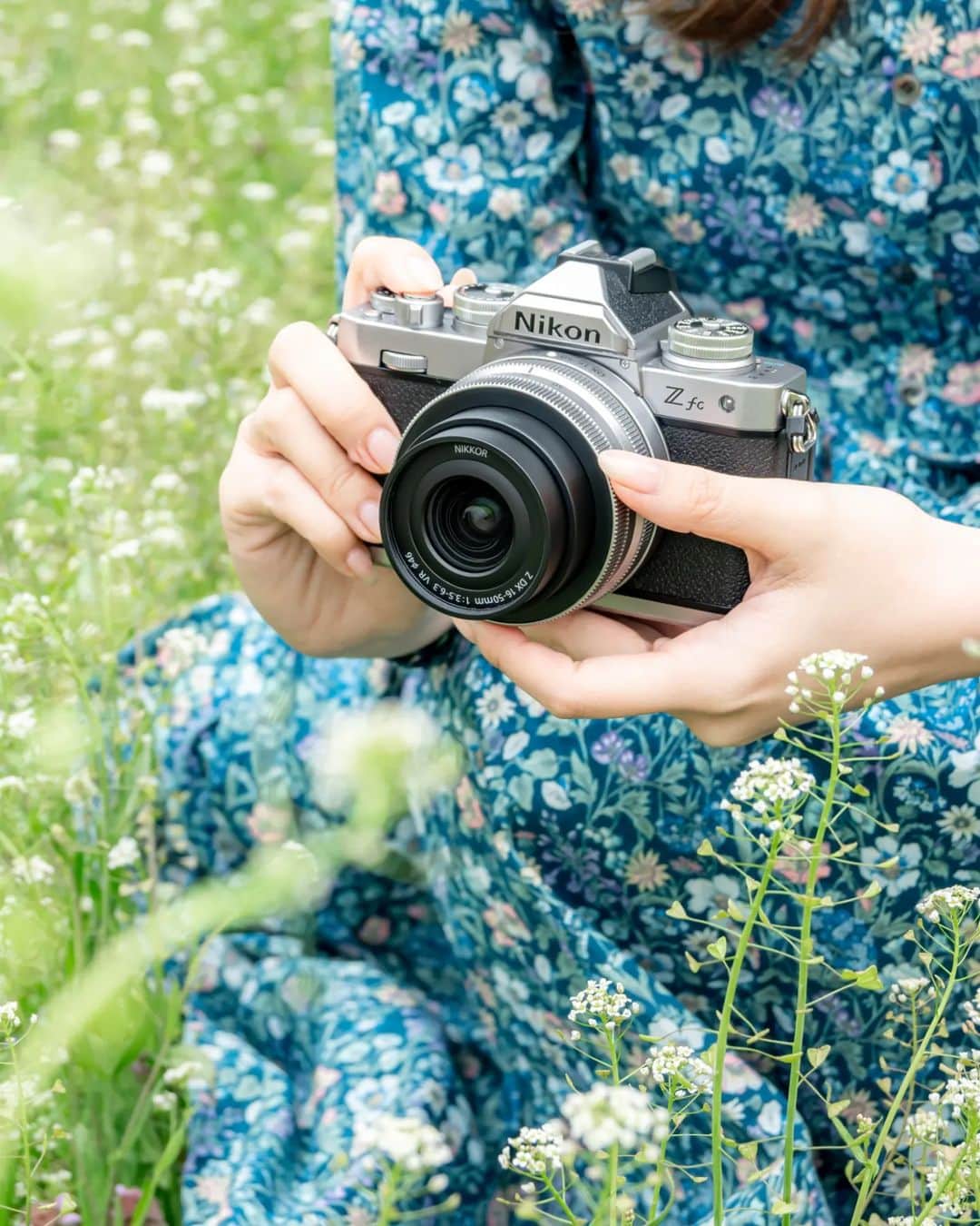 6151のインスタグラム：「Nikon Z fc × 6151｜GENIC  ミラーレスカメラ 「Nikon Z fc」を使った写真をGENIC(6月7日発売)にて掲載いただきました。見開き2頁、Nikonのオールドレンズを使った写真や撮り方などについても少しお話しています。  気軽に持ち歩けるNikon Z fcのコンパクトさとビジュアルがお気に入り☺️日常使いにもぴったり。  ---  またA6サイズの店頭用小冊子「Nikon Z fc 簡単ガイドブック」の撮影を担当しました。こちらは家電量販店などで配布予定です。  レンズキットの他、オールドレンズを使った作例から撮り方などが載っている一冊です。色んな景色を探して歩いたり、久しぶりにじっくりとカメラと向き合う時間を過ごせて楽しかった。タイムラプス動画も撮影したよ📷  どちらもぜひ、お手にとってご覧いただけますと幸いです✨   #Zfc #genic_nikon #pr  @nikonjp @genic_mag」