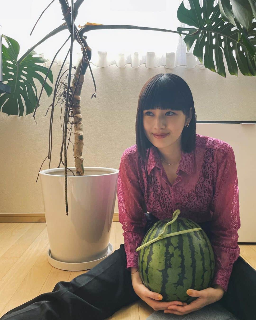新井貴子のインスタグラム：「大きなスイカがやってきました。  (私以上にスイカ好きの)夫不在の為、こちらひとりでいただきます🍉🔪」
