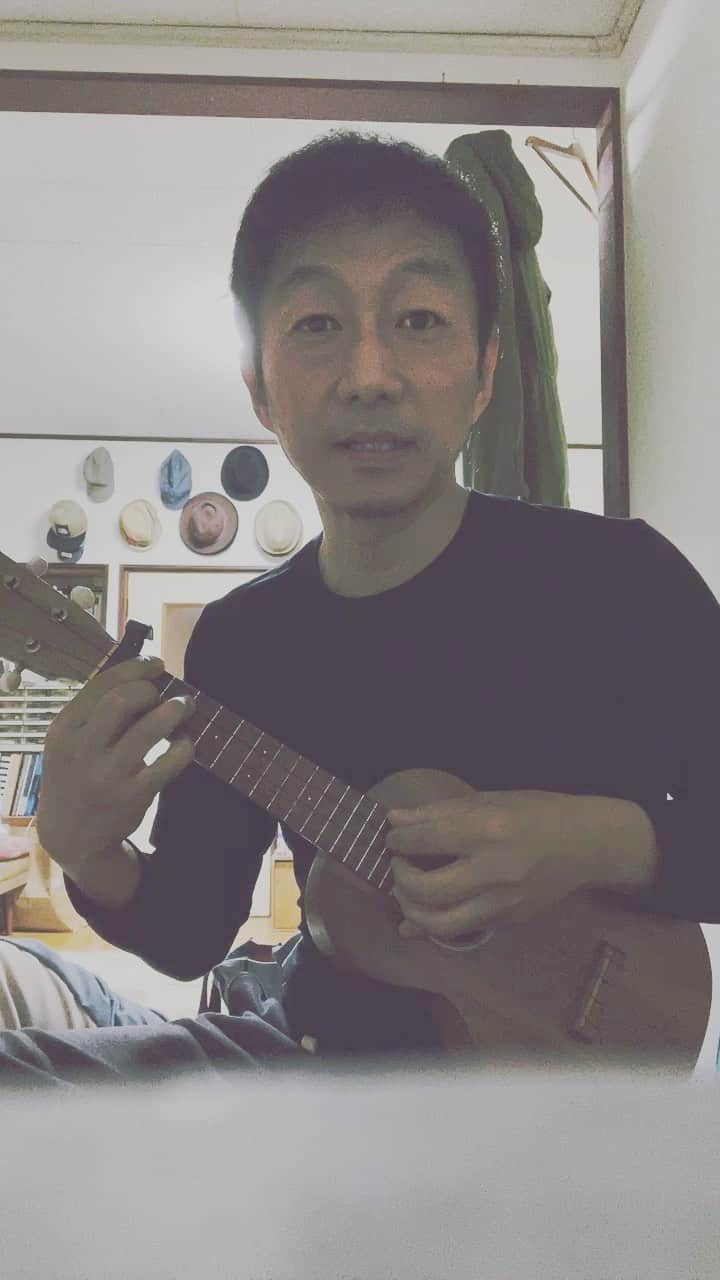 関沢圭司のインスタグラム：「映画を見たので歌ってみたくなりました〜😄🙌  リールってなに？😅  #リメンバーミー　#ウクレレ弾き語り」