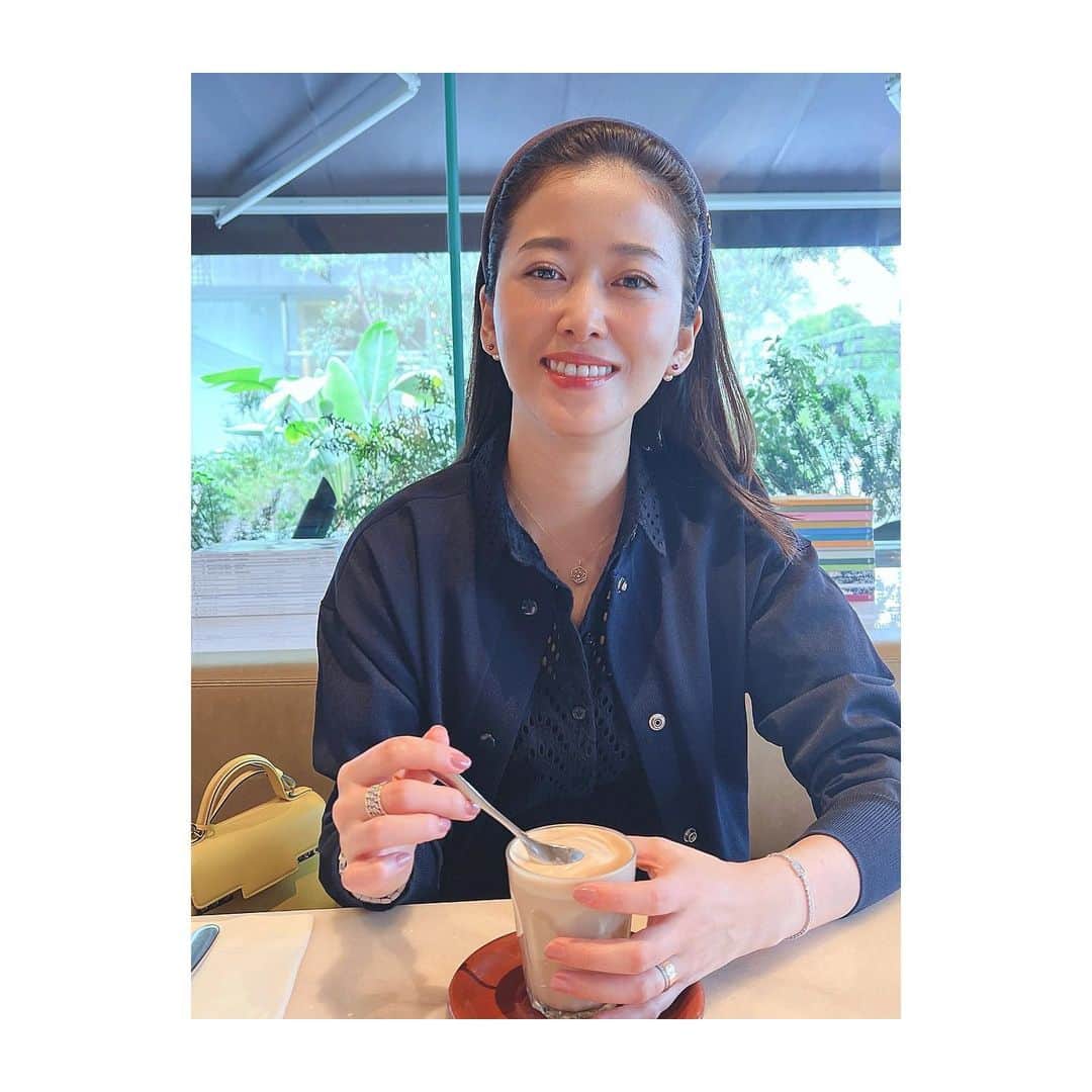 山本みらいのインスタグラム：「今日はお休みデー。  学校のよみきかせに行った後 @billsjapan でブランチ。  ここのサーモンのオープンサンド、 わたしの大好物になりました。  久しぶりにふらっと買い物もしたので、 また載せたいと思います✨ あちこち見てまわったりして、楽しかった。」