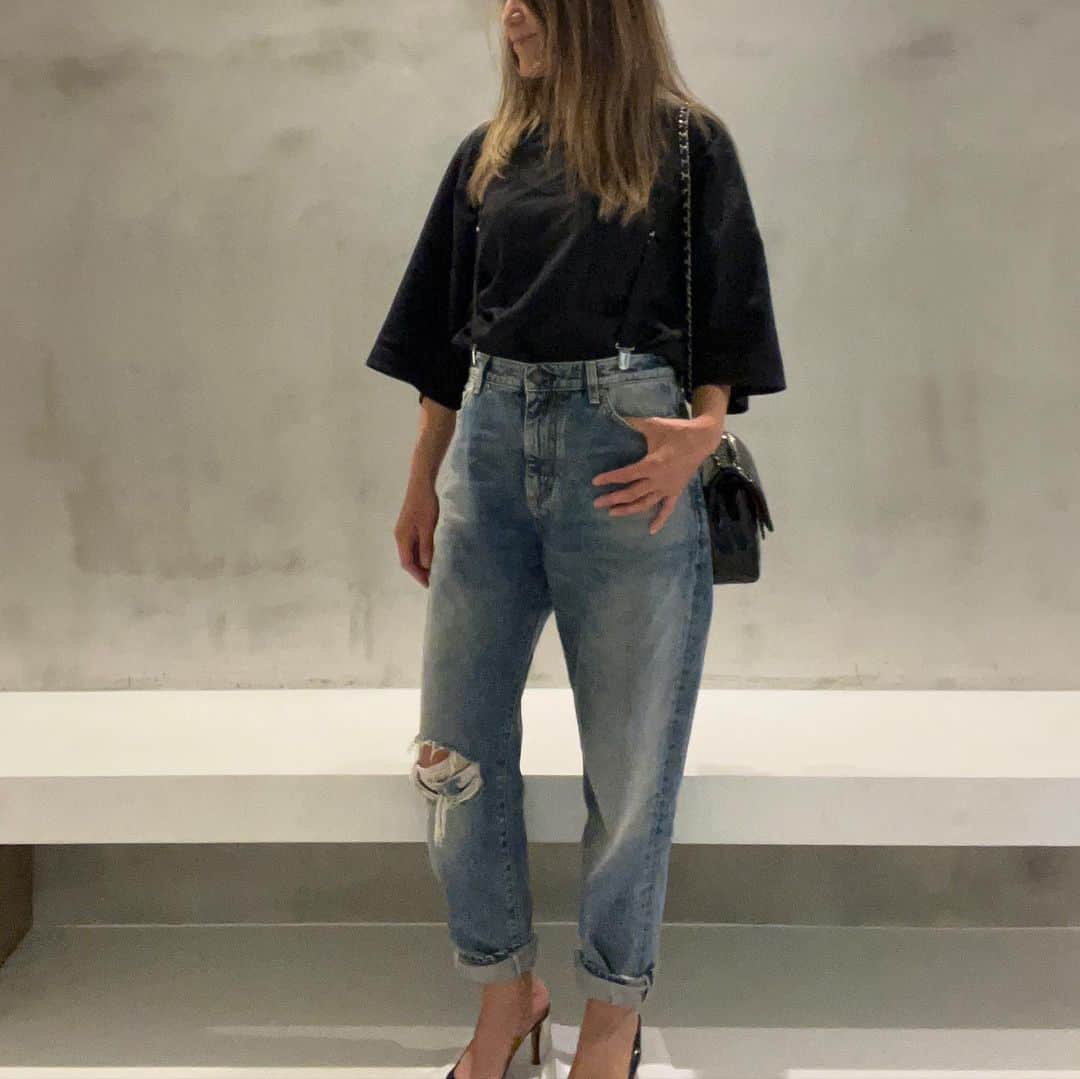 mitsuxmitsu24のインスタグラム：「Outfit  * * 若い時からのお友達に会うと、いつもタイムスリップw 気分は20代前半代。 もう30年も前なのかって2人で急に怖くなったよねw  ちょっと大きめのジーンズにサスペンダーが最近のマイブーム。  しかし嬉しそうに食べる自分を見て幸せになった。いつもこんな笑顔でいたいものだw」
