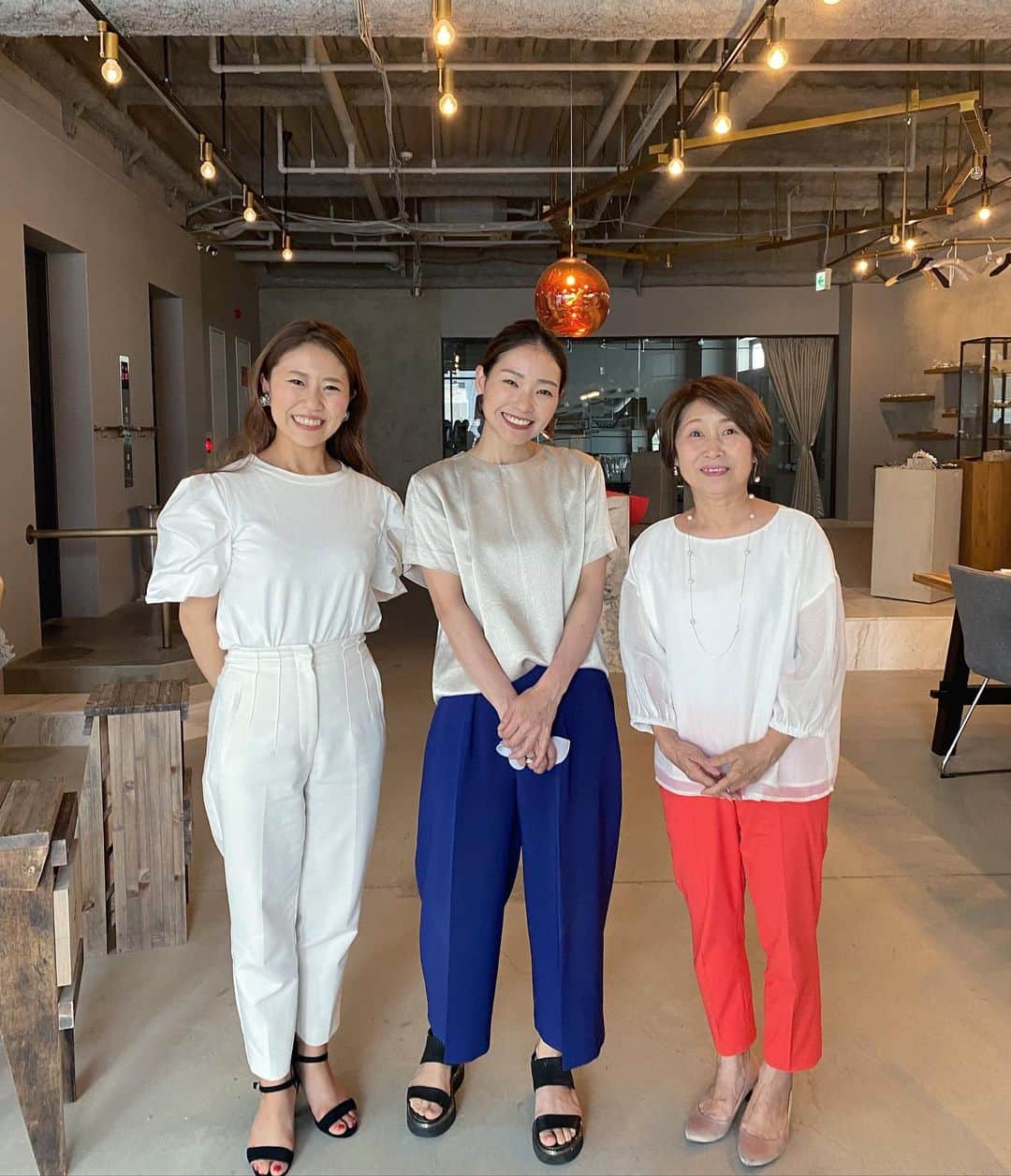 服部由紀子のインスタグラム：「.  花嫁のリハーサルに同席してくれたお母さん。  3パターンを仕上げる度に、  『楽しみで仕方ないんです！ どのヘアも素敵ね、本当に！』  喜びで広めのサロンに笑い声と喜びの声が、大げさに言ってもいいくらい響いてました。  母の喜びは、当日の花嫁姿が1番絶頂に達する事間違いない。  あぁ、こうやってヘアメイクを楽しみにしているのは  花嫁だけでないことを目の前で大きく感じた。  『この子がね、産まれた時から、娘の花嫁姿を楽しみにしてたの。私達夫婦にとって、待望の赤ちゃんだったの。 だから、もう、楽しみで…』  このタイミングで泣きそうになりましたよ。  期待以上に応える事、  想像以上の思い出作りは、  私だけじゃなく、その場にいる全員で作り上げなければならないと、 心の中で約束したね。  楽しみは、3週間後。  とにかく、元気に集合しましょう！  それだけできっと、何もかも大成功。  ーーーーーーーーーーーーーーーーーー  #プレ花嫁#東京花嫁#前撮り#ホテルウェディング#出張ヘアメイク#和装ヘア#ヘアメイク#白無垢ヘア#ホテルウェディング#ウェディングブーケ#ウェディングブーケ#ブーケ#東京前撮り#丸の内前撮り #大人ウェディング  #前撮りヘアメイク」