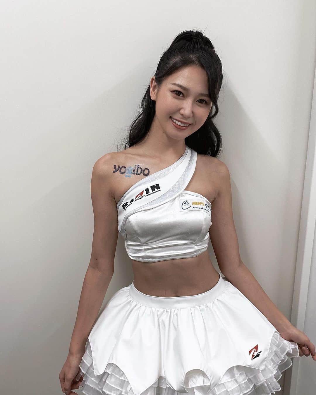 荒井つかささんのインスタグラム写真 - (荒井つかさInstagram)「https://www.rankingmaster.jp/rizin-girl-2022/ranking  6月26日まで開催している、RIZINガール2022のオーディションに参加しています。  【投票ルール】 ・8ブロック（A〜H）に分けて投票審査を実施いたします。 ・以下の基準にて、計15名以上が最終審査に進出いたします。 1. 各ブロック1位は最終審査に進出が決定いたします。 2. 総合ランキング10位以内の候補者は最終審査に進出が決定いたします。 3. 1,2の合計人数が15名を下回る場合は、総合ランキング30位以内の候補者の中から総合評価にて若干名、最終審査への進出者を決定いたします。  という事で、 私 荒井つかさはＢブロックです！  Ｂブロックで1位にならないといけないです🤦🏻‍♀️🙇🏻‍♀️  絶対になりたい！！  投票には、お金がかかってしまうのですが また来年もRIZINガールとして活動をしていきたいので、皆さん応援してください😭😭  頑張るぞ！！！！！  #RIZINガール2021 #荒井つかさ #RIZINガール2022 #RIZIN」6月14日 23時02分 - 22tuttu_