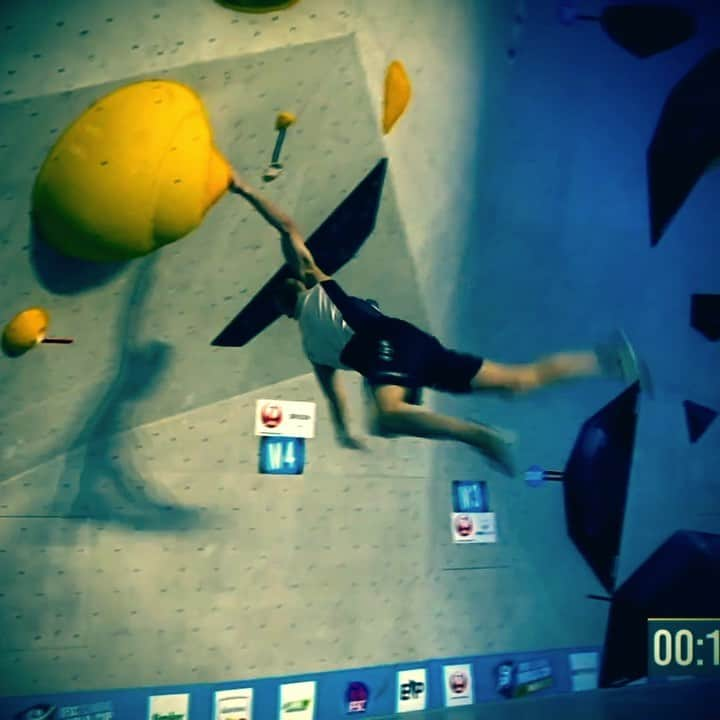 ウド・ノイマンのインスタグラム：「different ways to get to the zone of M4, at the recent Brixen Boulder World Cup finals. #climbingtechniqueofthe21stcentury #brachiation #itaintmeanathingifitaintgotthatswing #bouldering #climbingcoacheseye #ifscboulderworldcup」