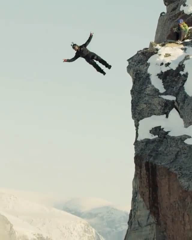 ジミー・チンのインスタグラム：「This was the last shot from a wild shoot I helped direct in Baffin a number of years ago... @jtholmesjr falling through the air. His description: "Fun. So damn fun."」